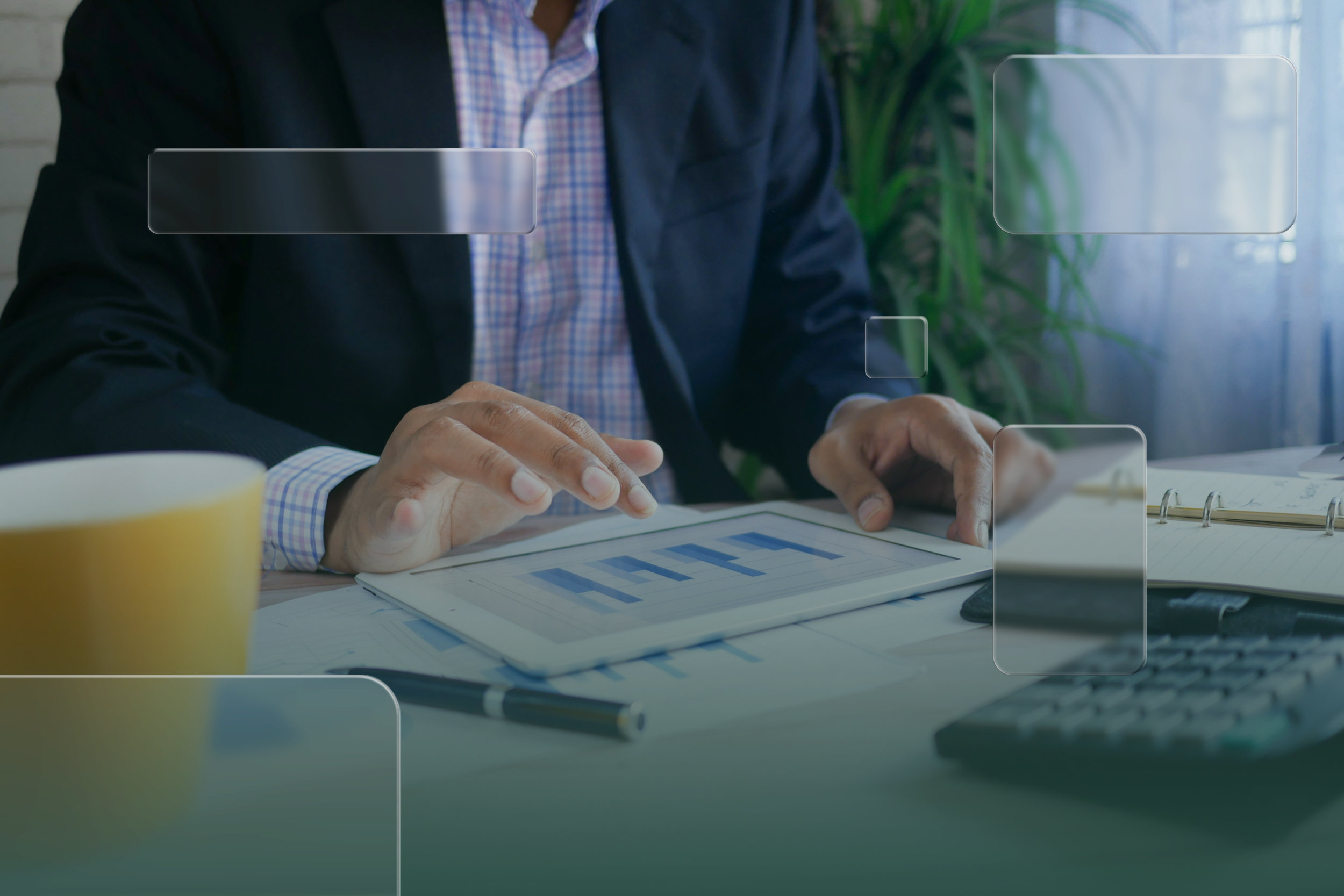 Videoproduktion Dresden Mensch mit Tablet schaut Statistiken an.