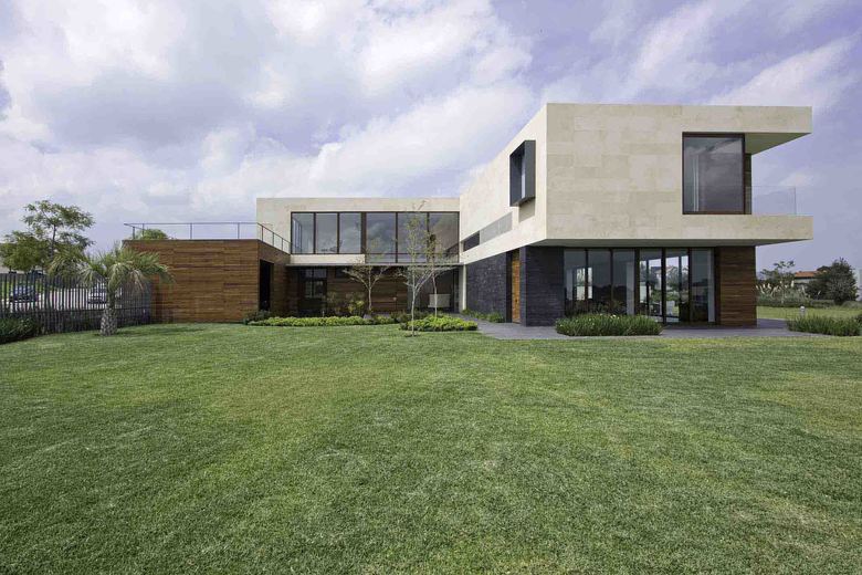 Vista posterior de Casa Lomas diseñada por Elías Rizo Arquitectos, residencia contemporánea con cancelería de gran formato