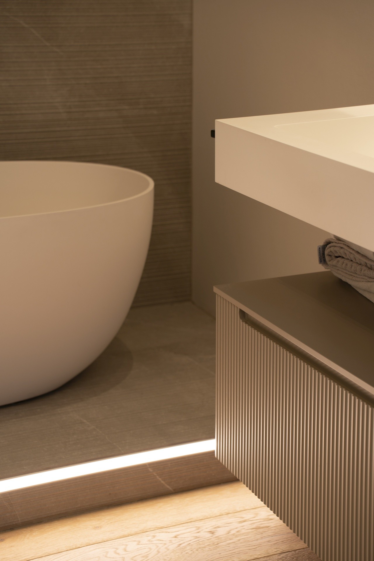 Fotografia cucina minimale in legno e acciaio satinato_nearlight studio fotografico