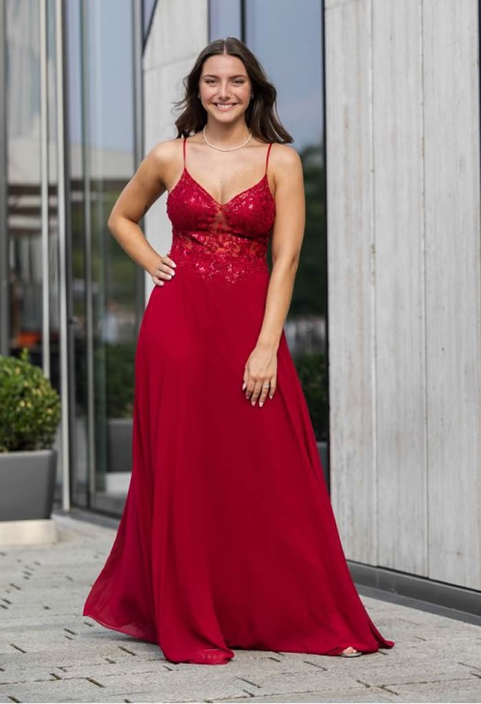 Model im Kleid von DeinBallkleid (Natürliches Licht, Draußen)