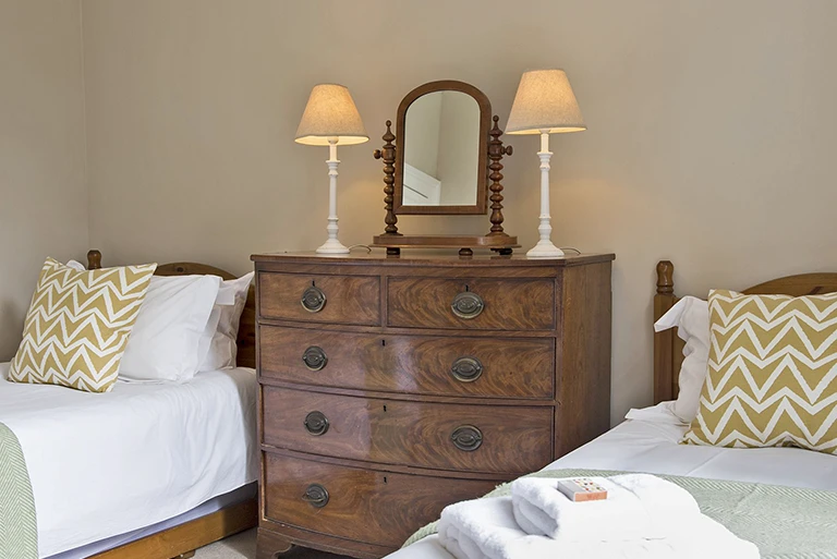 Hartingtons Heritage Tours hotel, Darley House, twin single bedroom with dresser