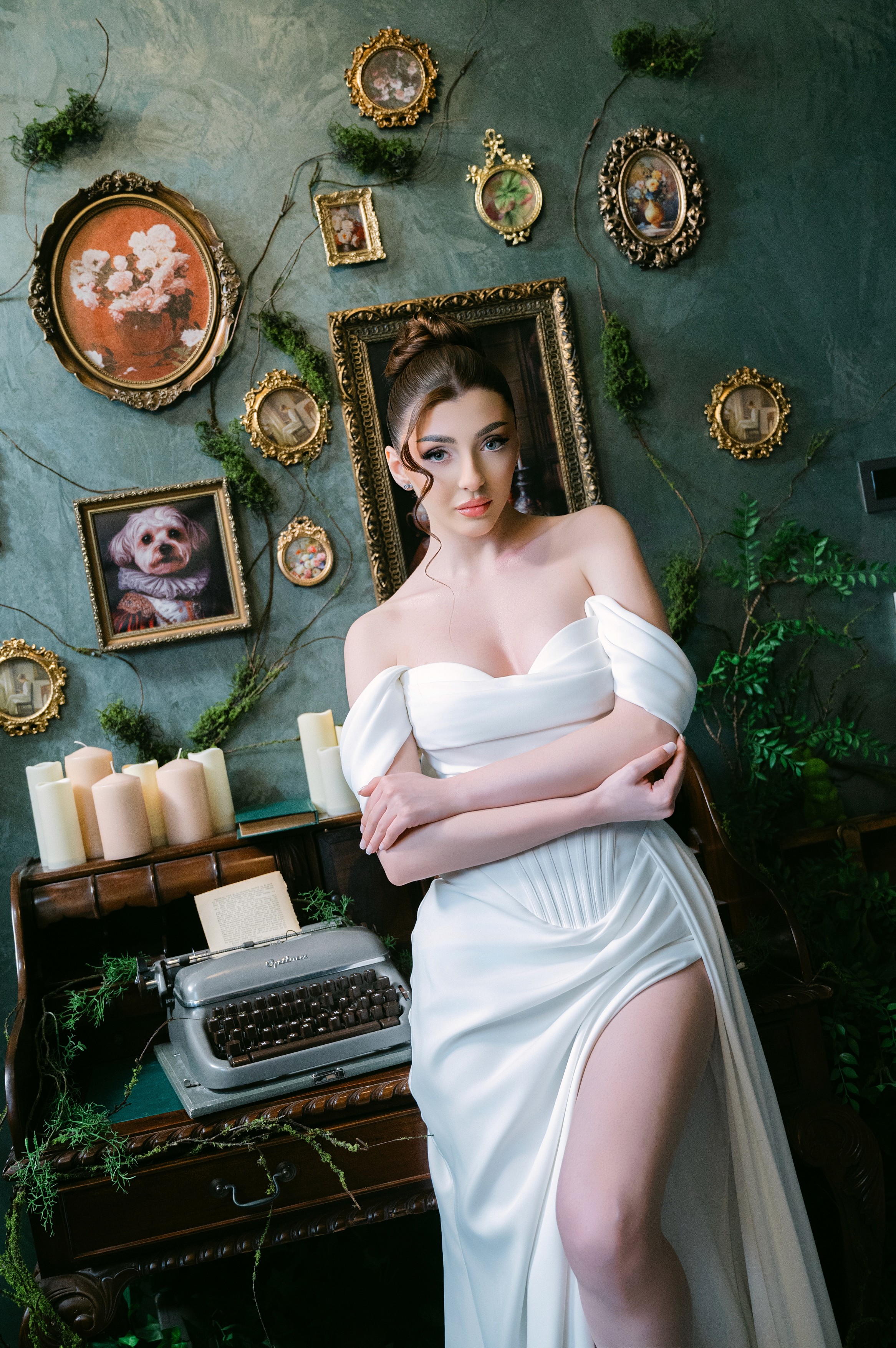 Mireasă fotografiată într-un decor vintage cu lumânări și rame aurii, fotografie bridal în București