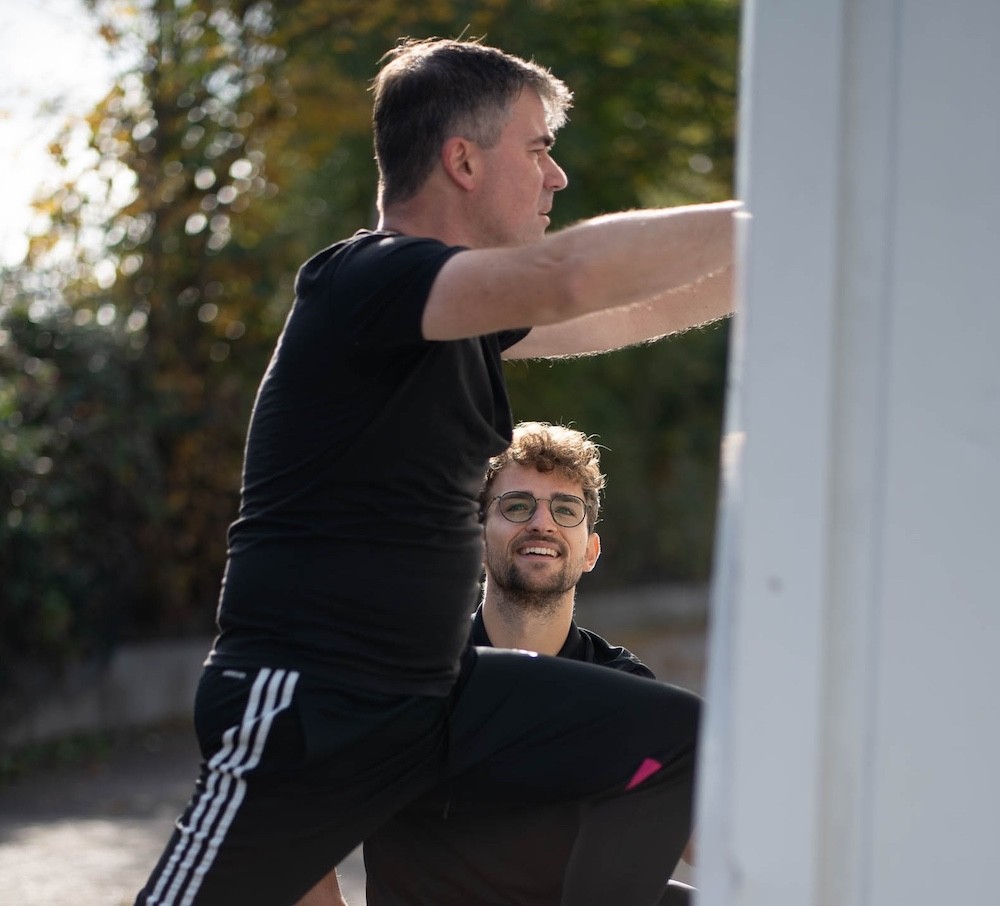 Personal Trainer Lukas Kazimierski mit mobilem Trainingsequipment