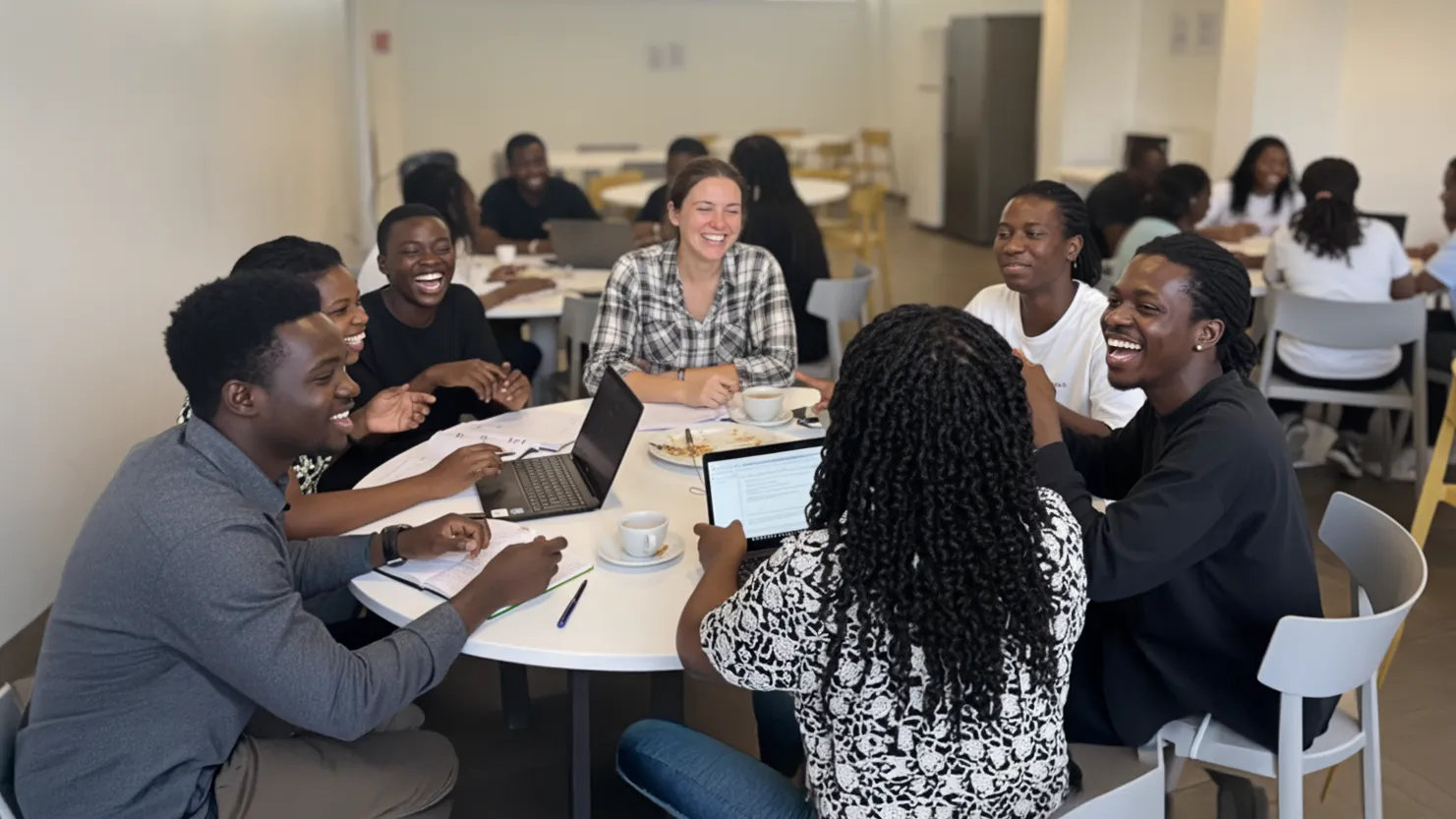 Groupe d'étudiants de l'ICEA Martinique travaillant en équipe avec des ordinateurs, illustrant une école supérieure à taille humaine favorisant la bienveillance et la réussite partagée.