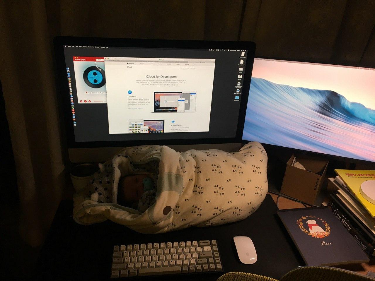 办公桌上的婴儿和电脑