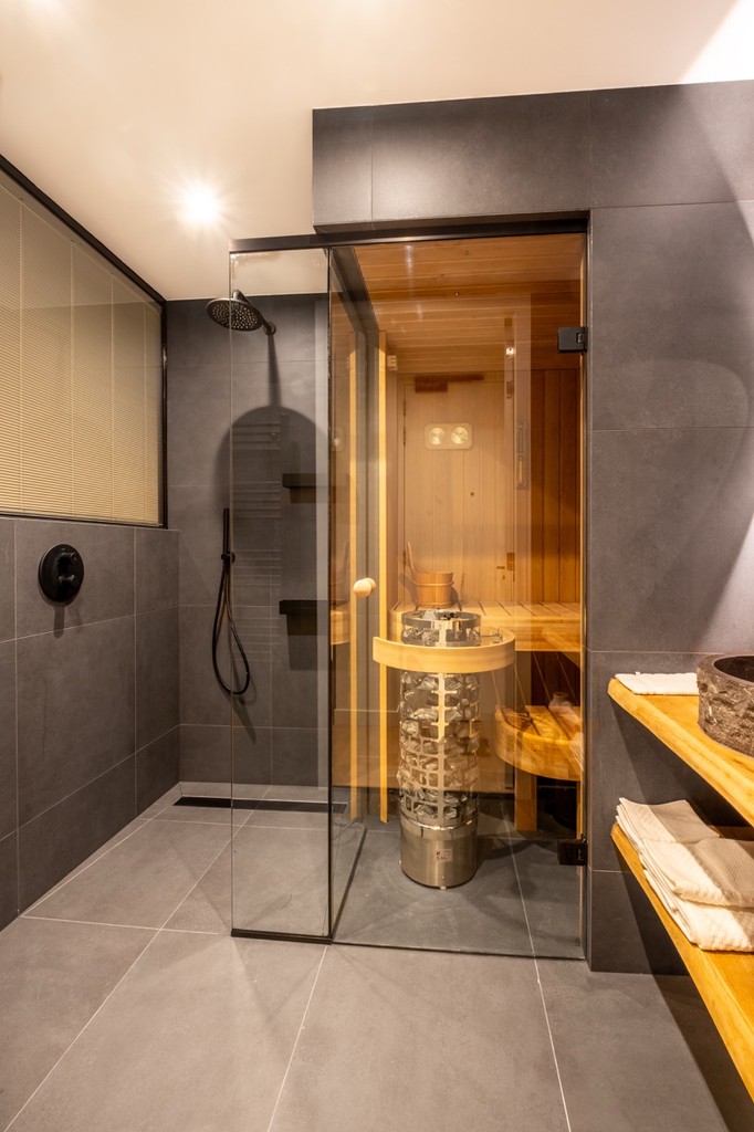 Luxe hotelsuite met privé sauna en balkon bij Hotel Four Stories