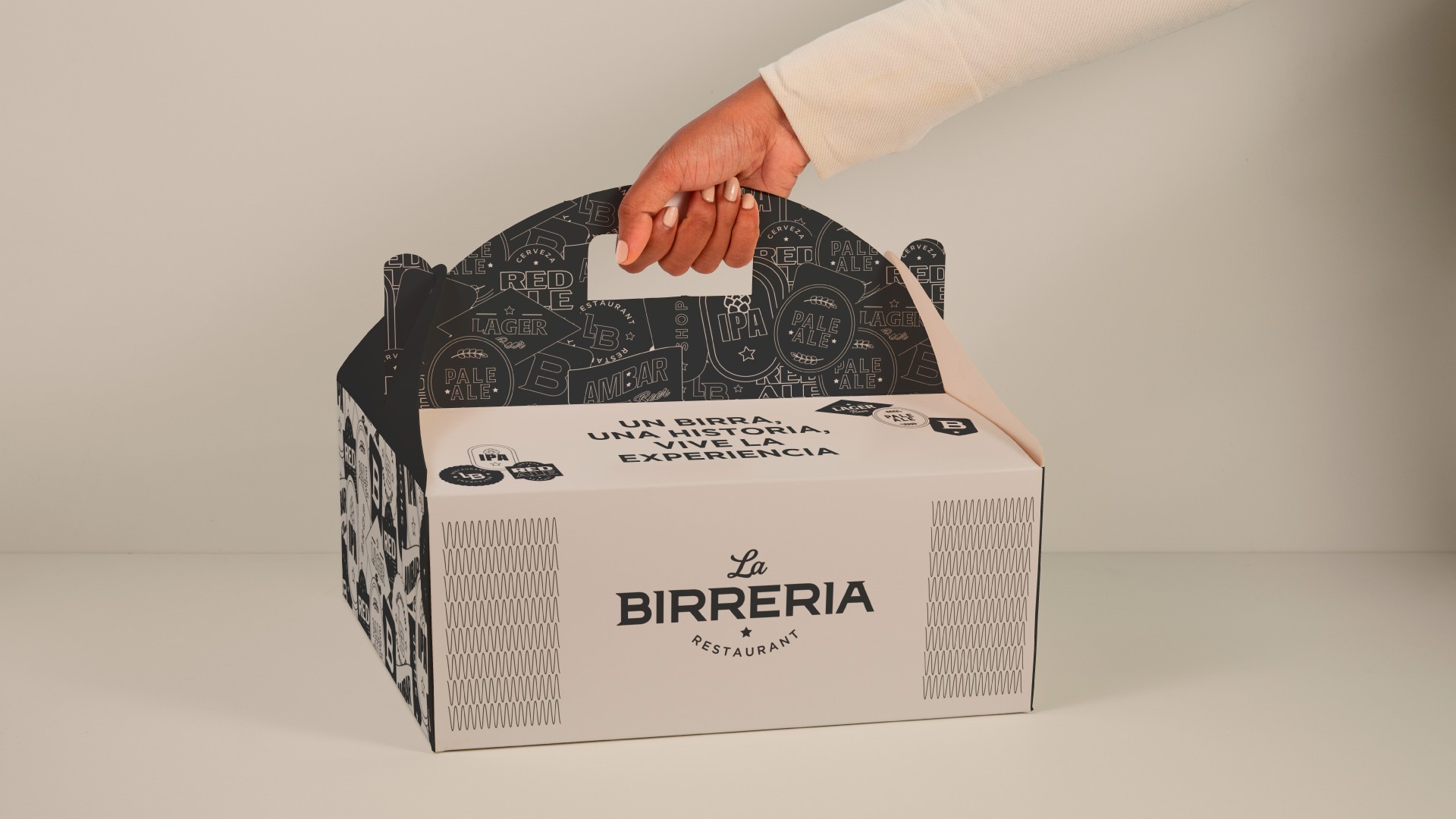 Identidad visual de La Birrería aplicada en menús y material de marca – Lagom Studio, especialistas en branding para bares.