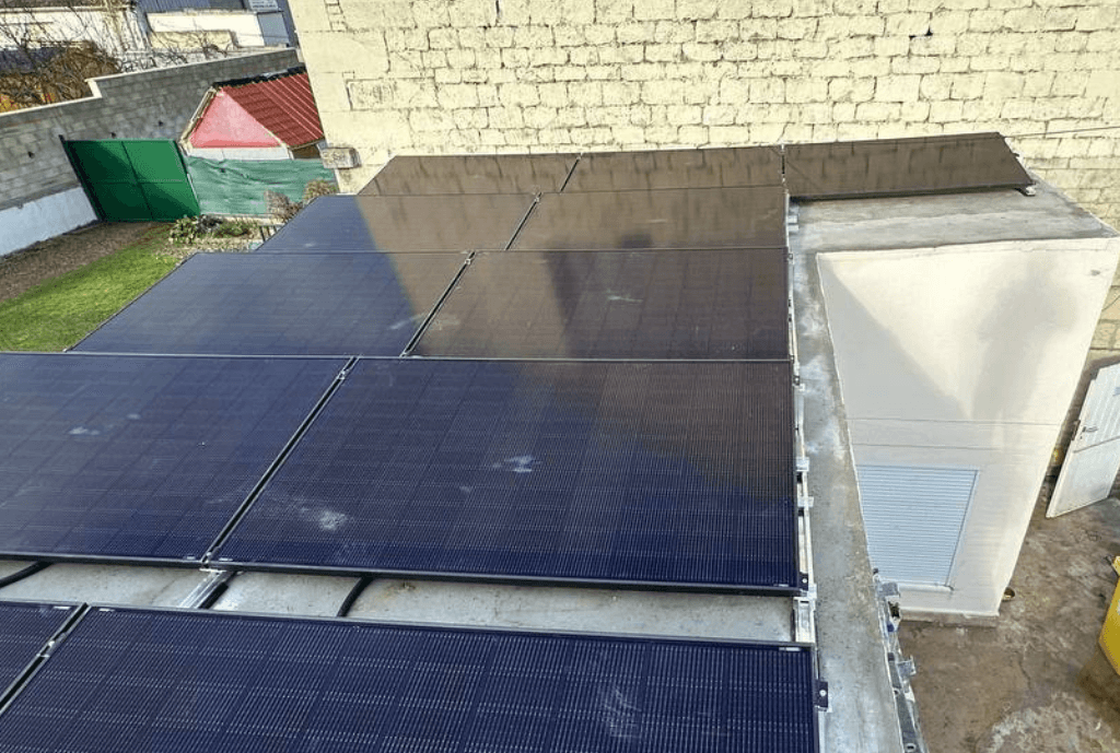 Photo d'un toit plat d’une maison à Nogent-sur-Oise équipée de panneaux photovoltaïques dont l'installation a été faite par Solarock.