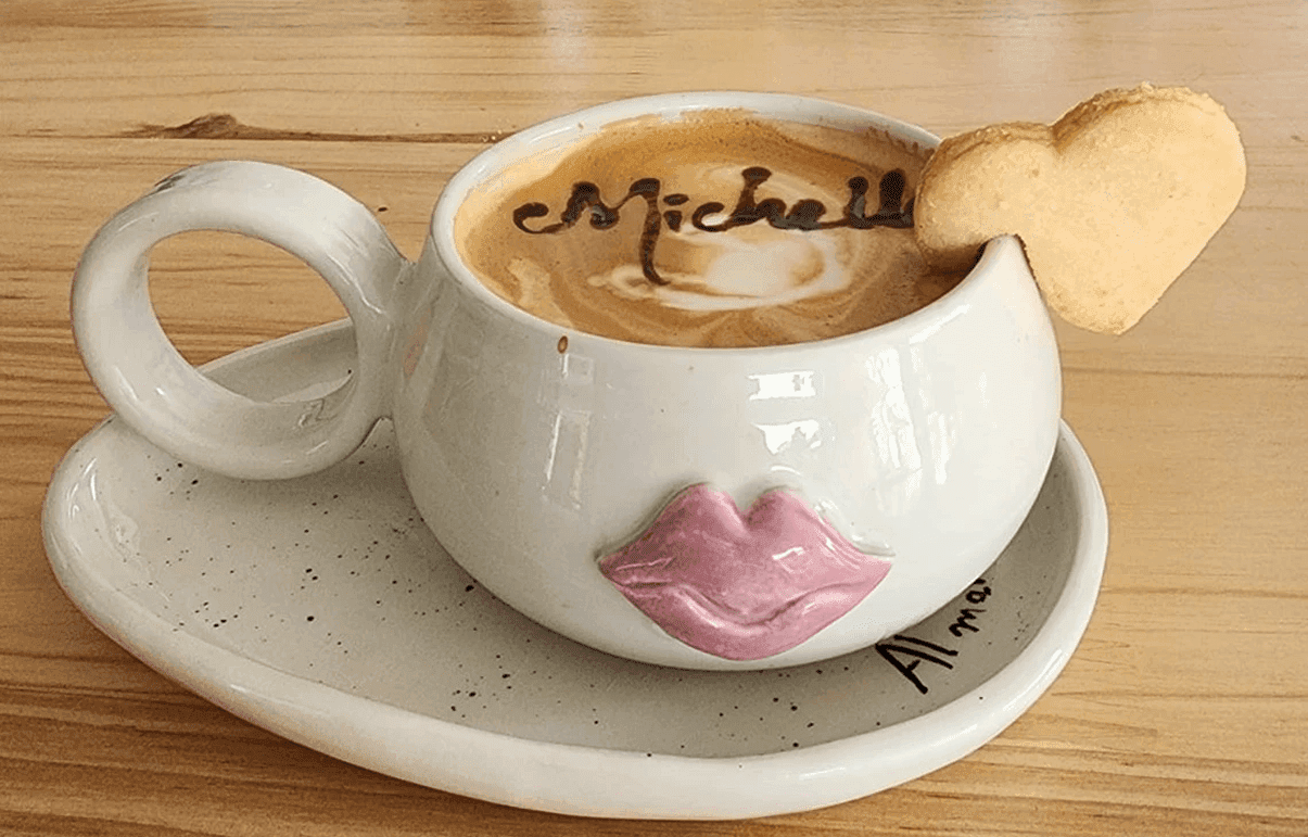 Café con galleta personalizada servido en Zeramico durante el Día de la Piñita.