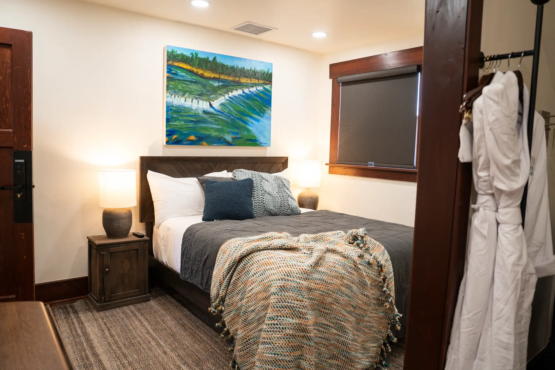 Signature Queen Room - Blue River bed