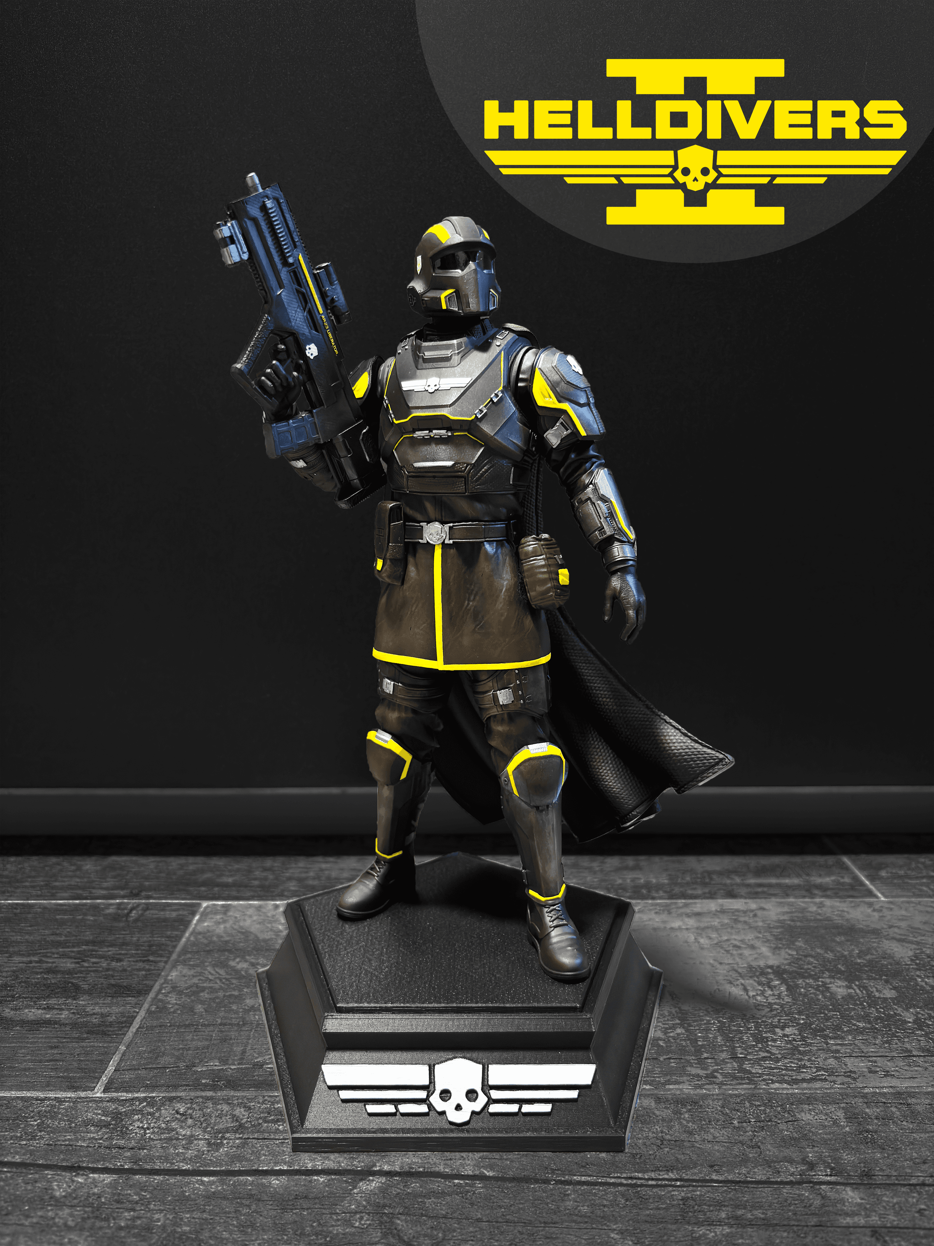 Sběratelská figurka vojáka Helldivers 2, ručně malovaná, s detailem výstroje a podstavcem s logem