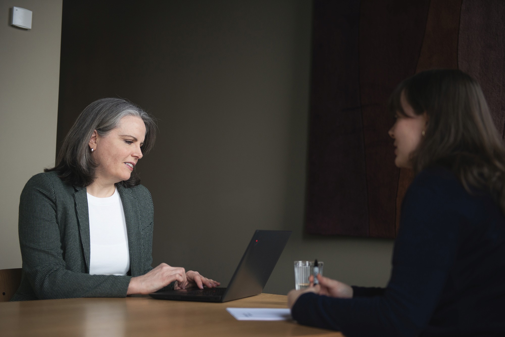 Konsulent: innsamling av harde fakta. To damer i en intervju-setting.