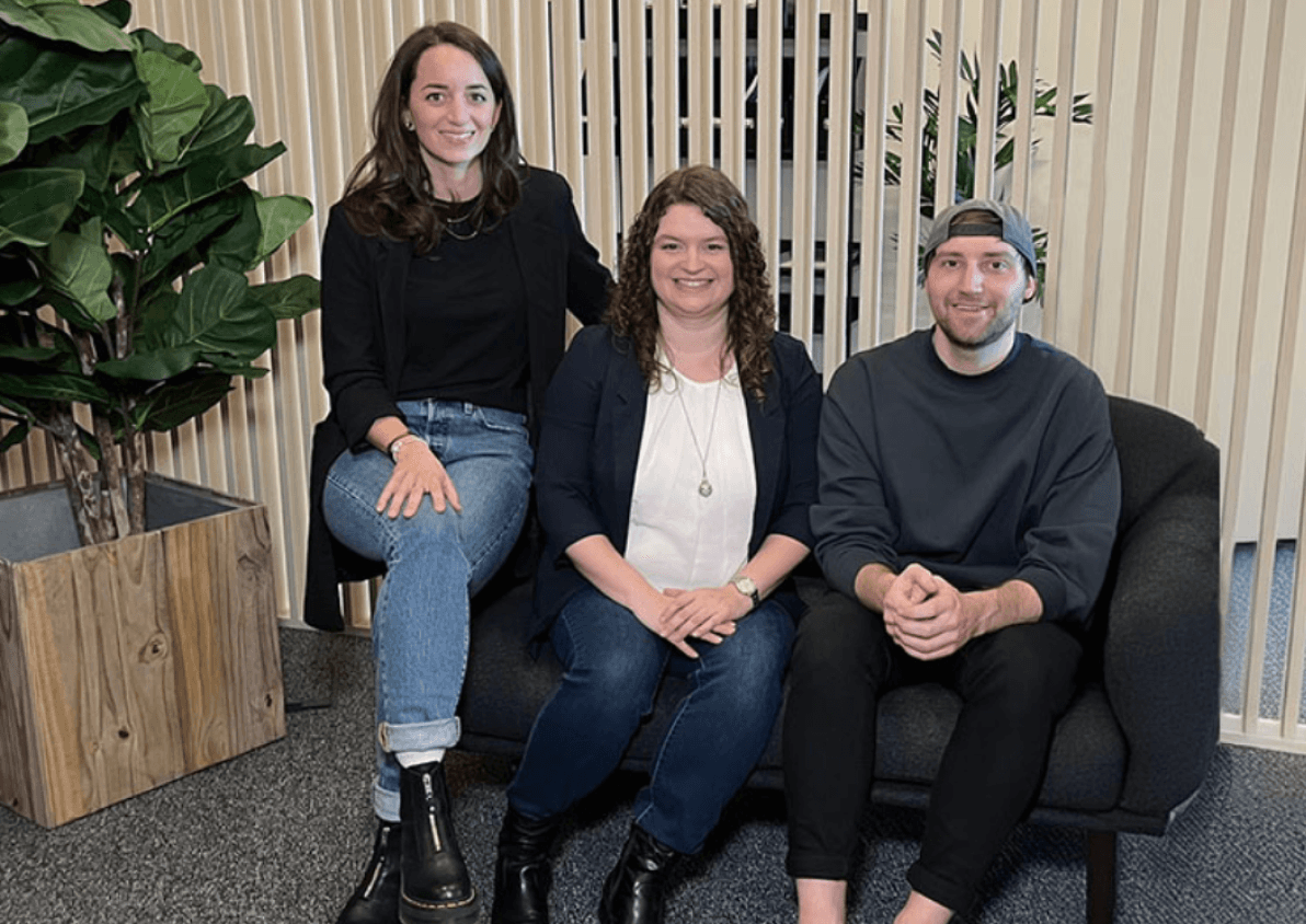 Sovendus People team sitting on a sofa in the Sovendus office