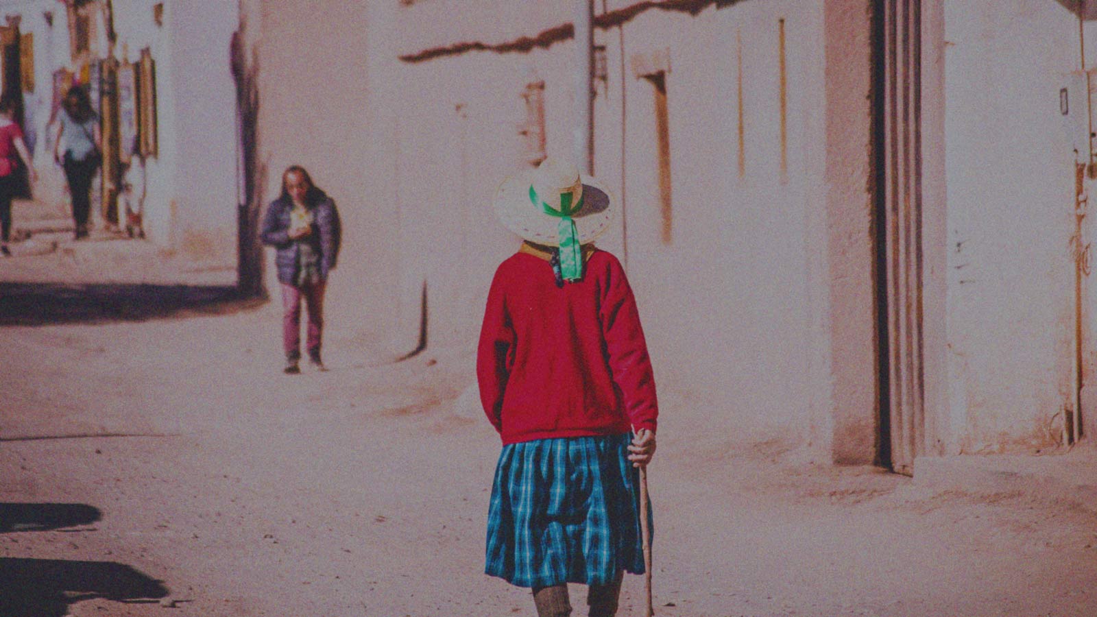 Foto que muestra a una mujer caminando de espaldas en una zona del norte de Chile, en la columna de opinión Día de las Regiones de IdeaPaís.