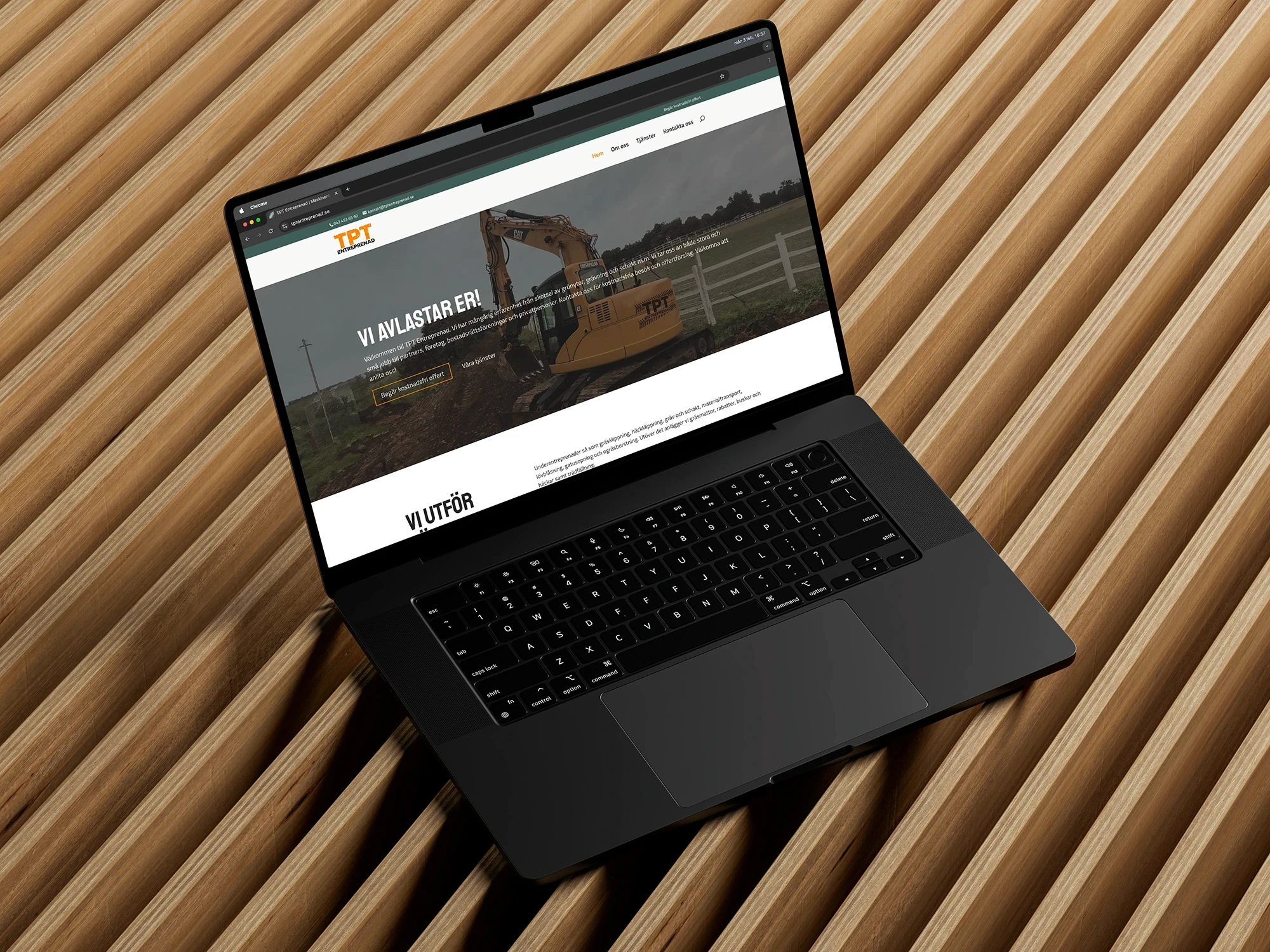 En dator på ett bord