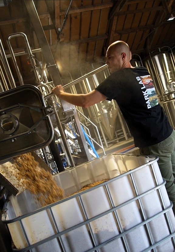 homme qui retire les drêches de la cuve
