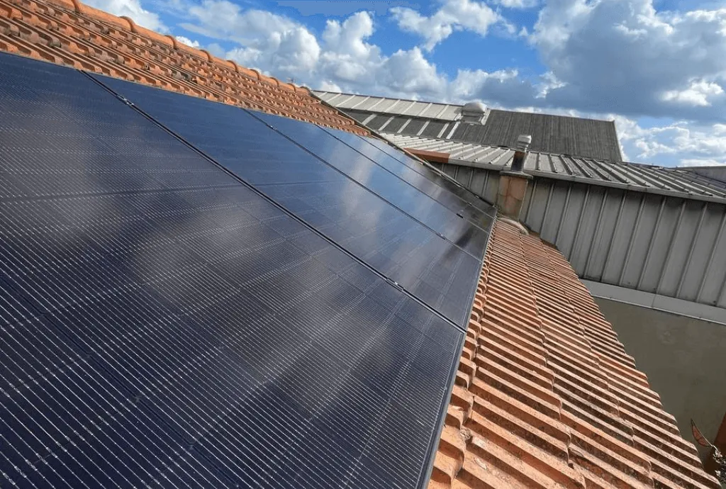 Photo d'un toit d’une maison à Bagnolet en France équipée de panneaux photovoltaïques dont l'installation a été faite par Solarock.