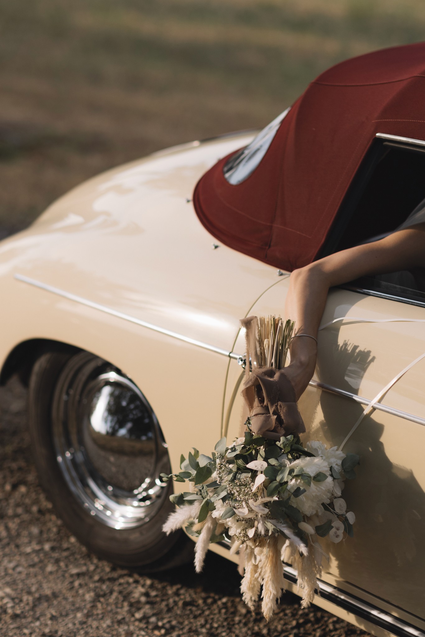 Sposi in auto d'epoca con bouquet bianco al Parco di Montebello, reportage di matrimonio estivo