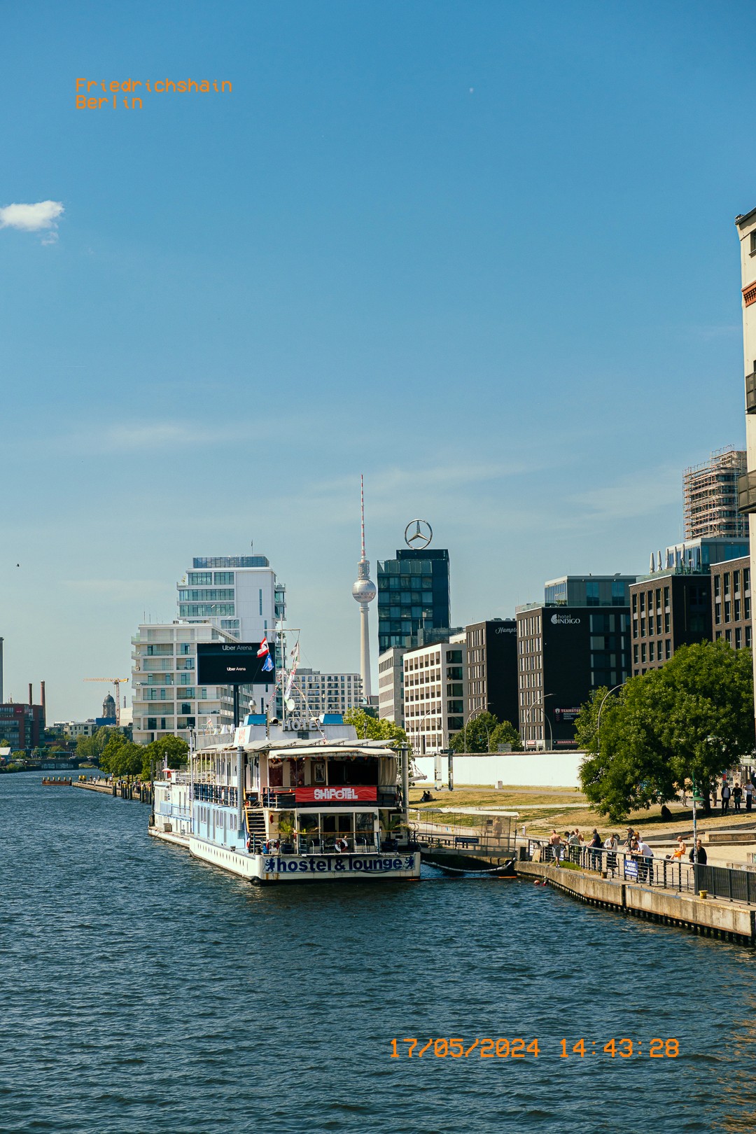 Vue sur la Spree à Friedrichshain, Berlin, avec le Shipotel et des bâtiments modernes.