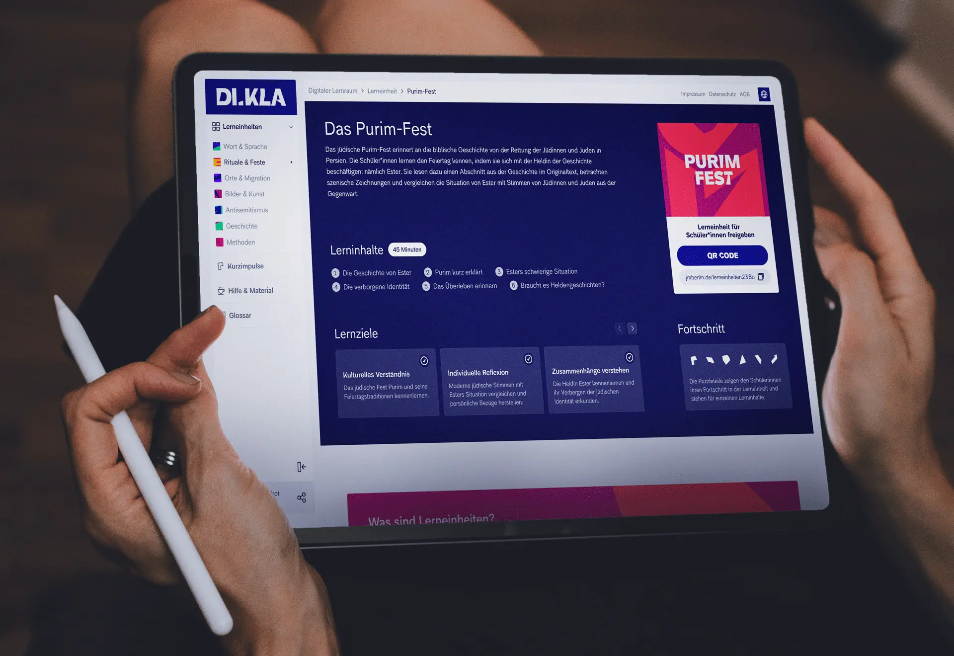 Mock-Up der DI.KLA Web-App auf einem iPad, welches auf dem Schoß einer Frau liegt.