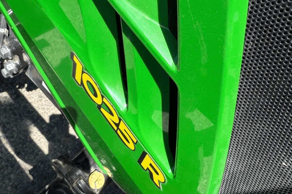 John Deere 1025 R marking