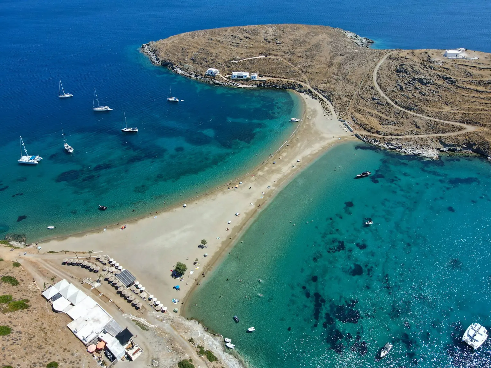 Vue aérienne de la plage de Kolona et de bateaux au mouillage à Kythnos