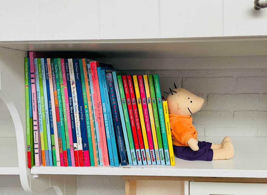 pop dat tegen boeken leunt