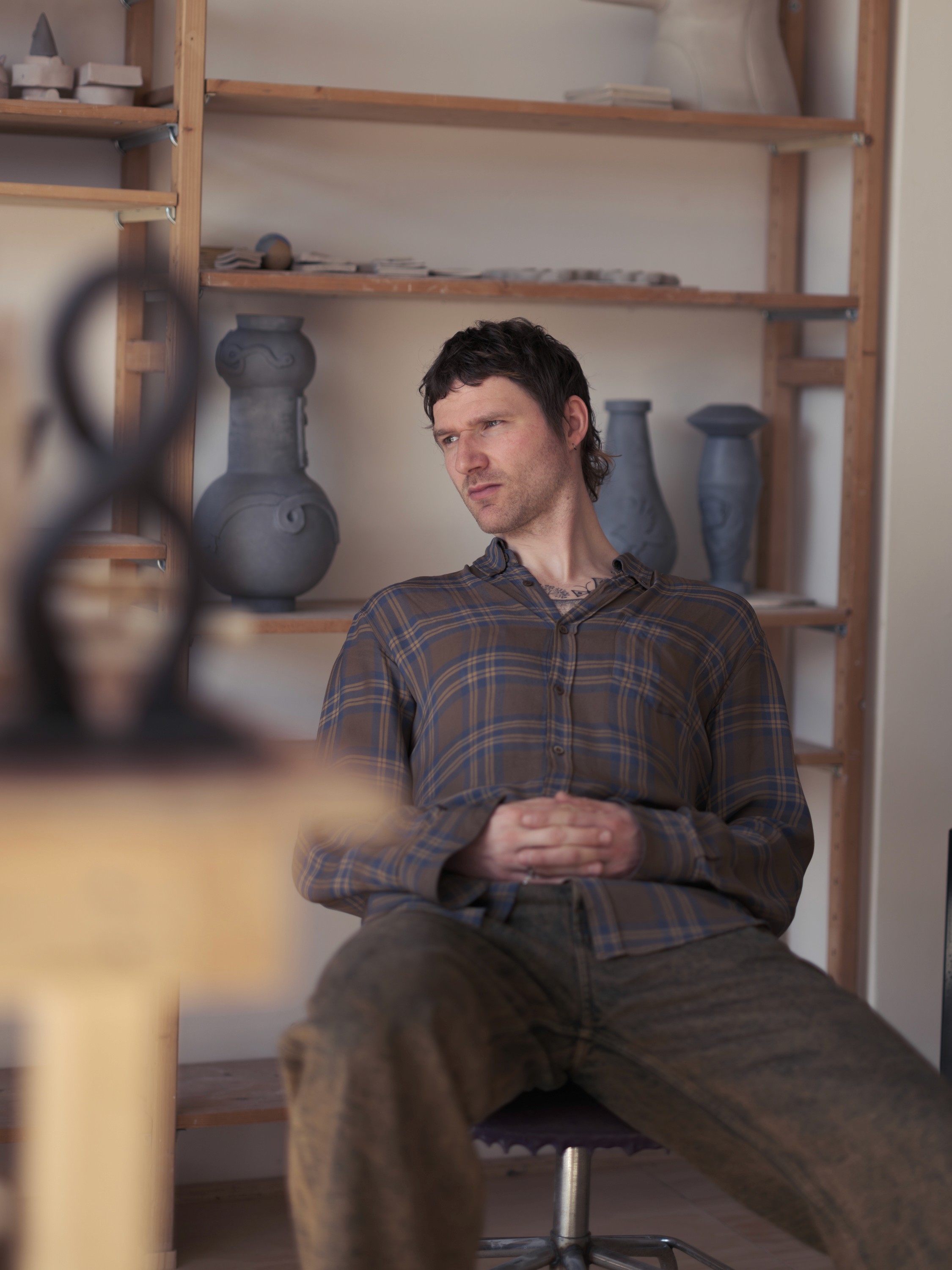 Close-up portrait of Gill in a studio in Landsmeer.