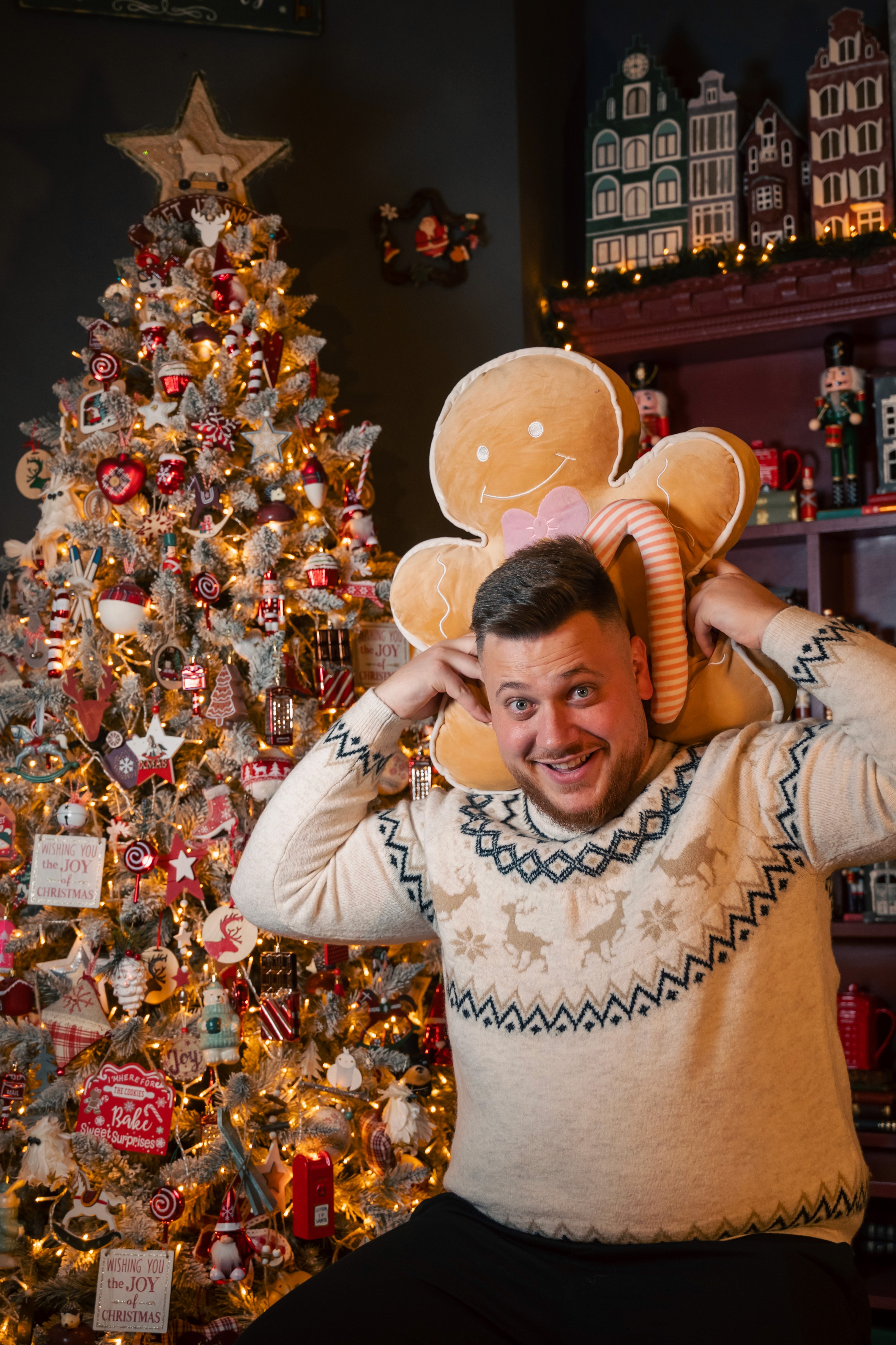 Portret masculin de Crăciun, cadru jucăuș și decor de turta dulce