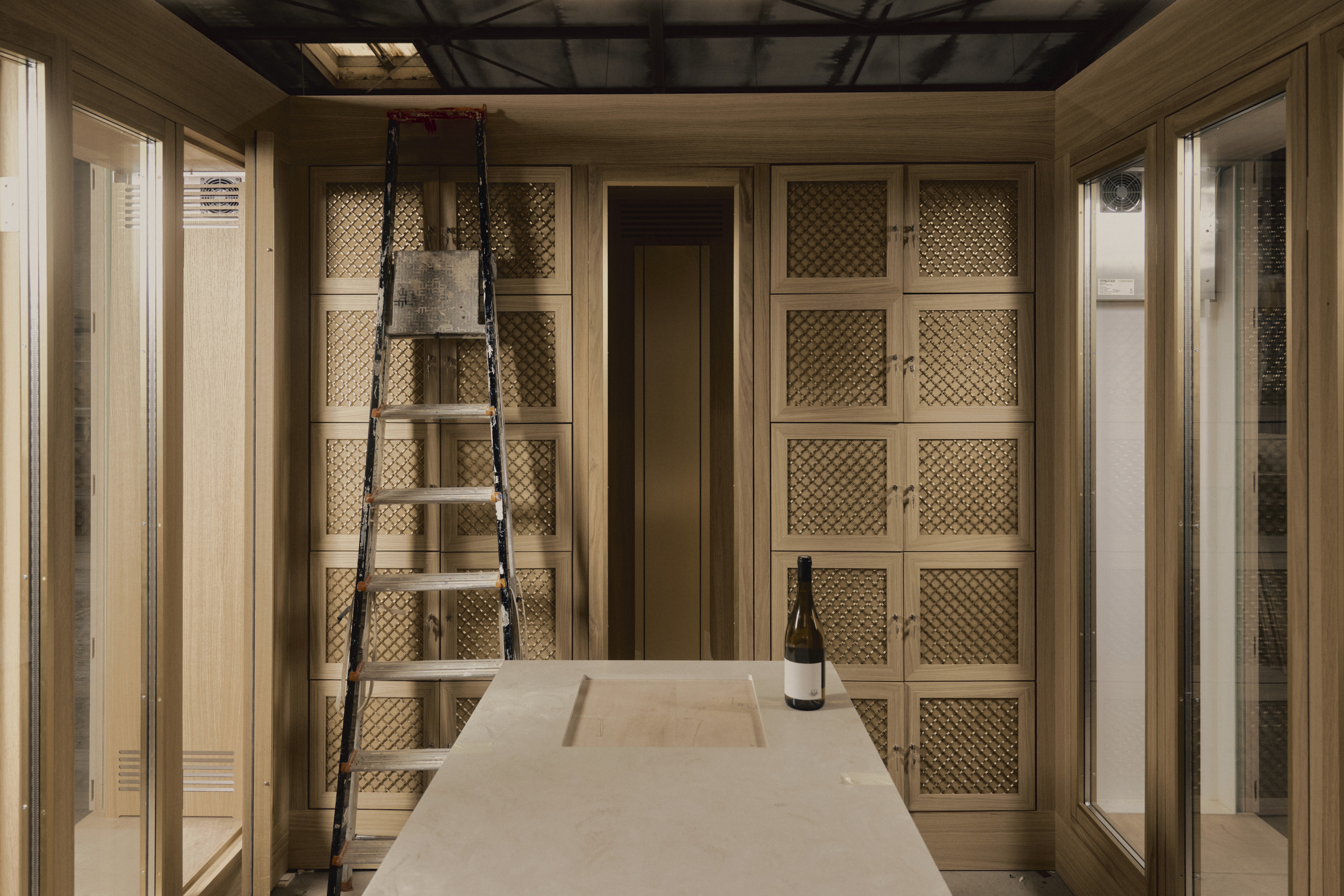 5 matériaux nobles qui subliment les caves à vin haut de gamme