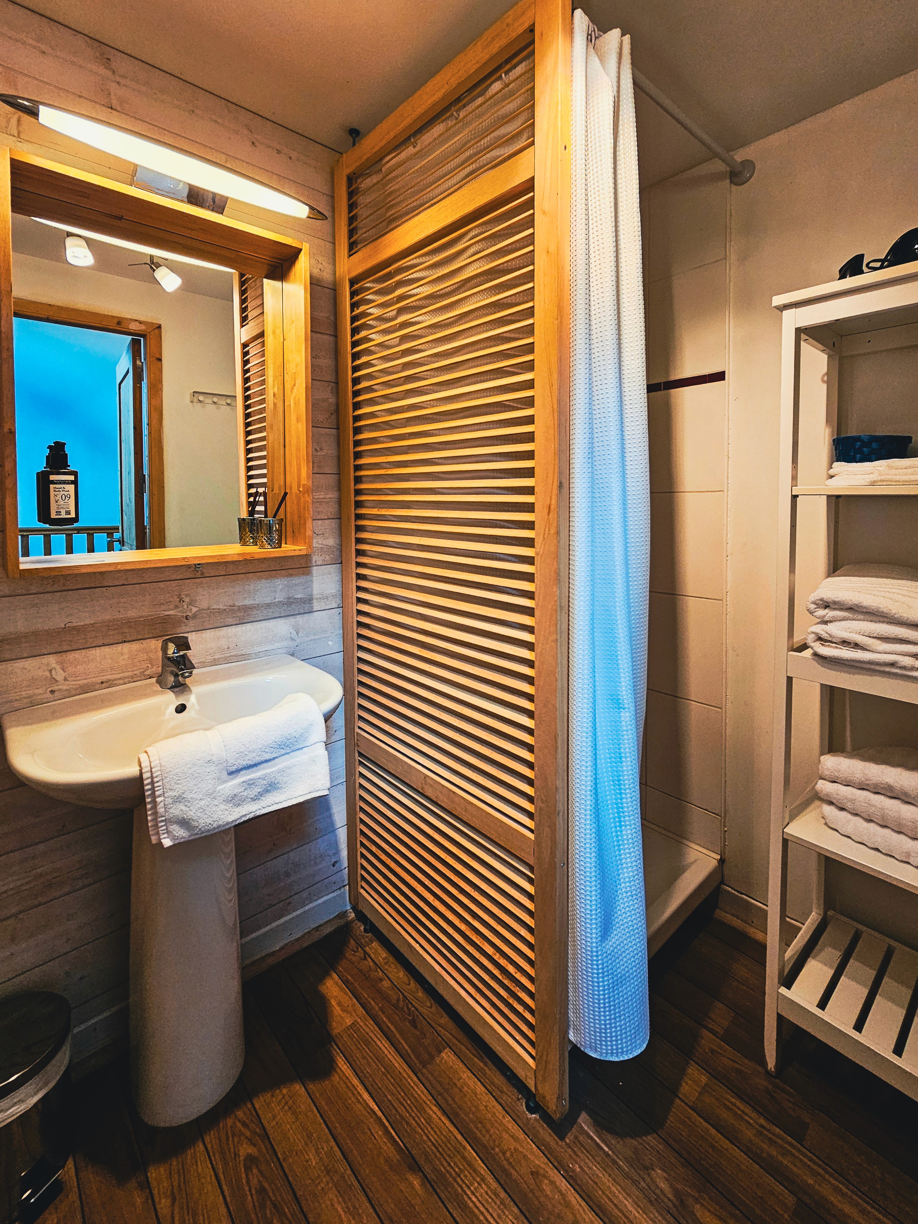 Salle de bain avec lavabo et douche