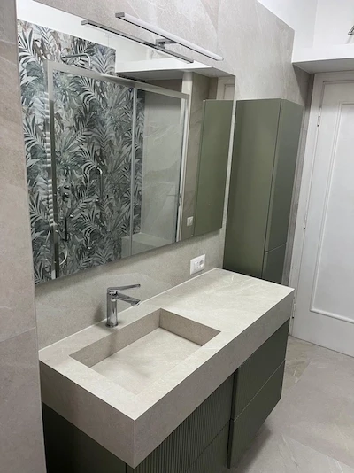 Bagno elegante con lavello e specchiera con mobile