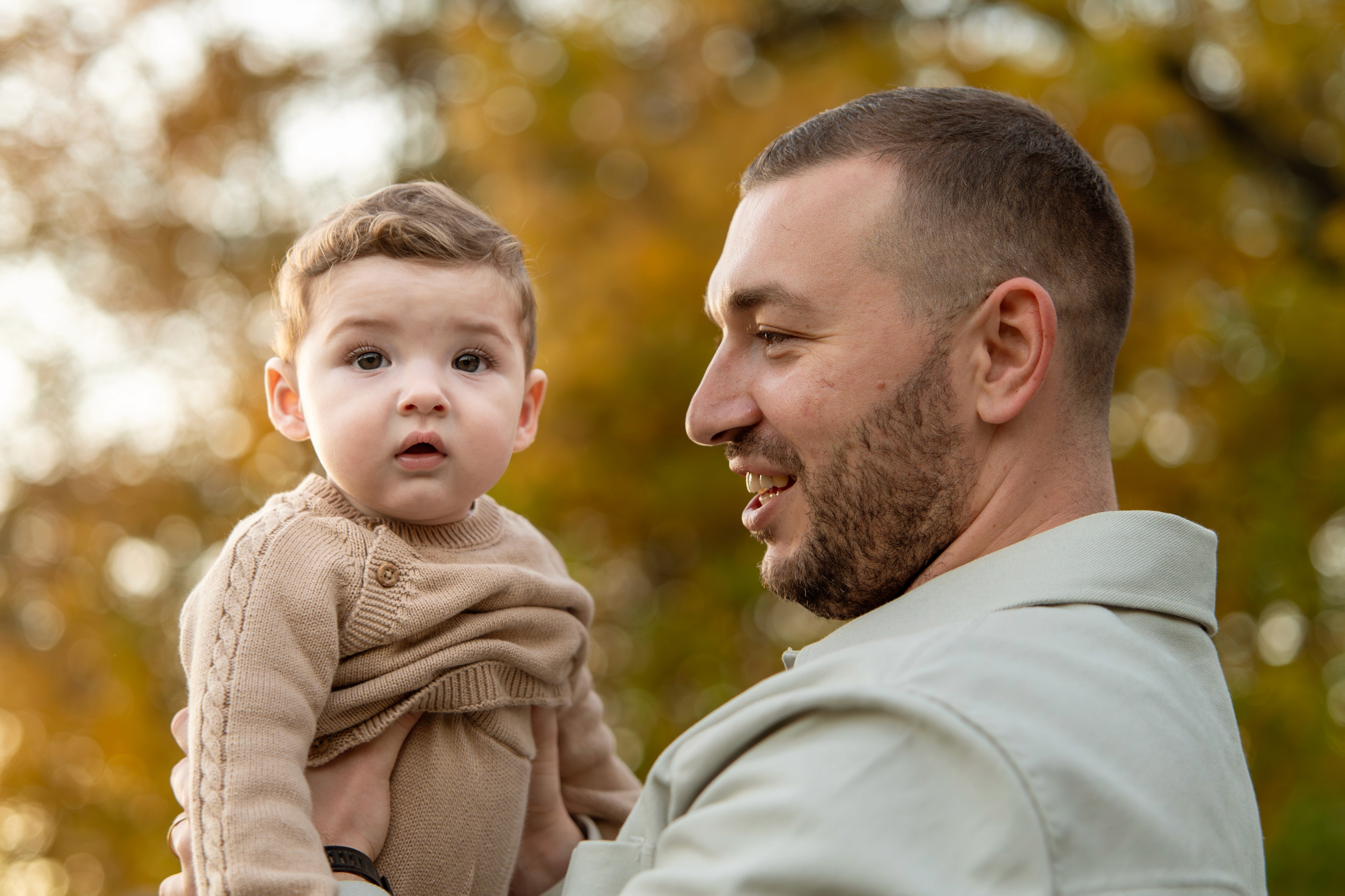 Portret tată și copil realizat într-o ședință foto de familie în București, lumină naturală și atmosferă de toamnă.