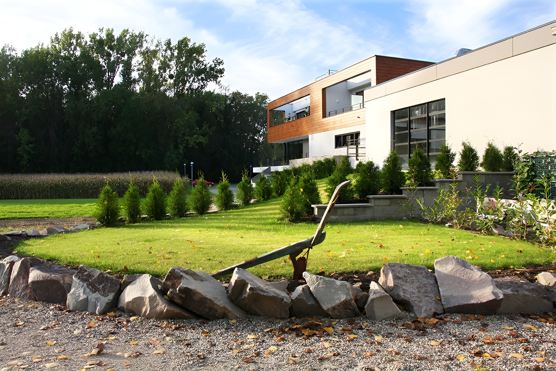 Jardin paysager de l’hôtel, parfait pour des séminaires au vert ou des moments de relaxation.