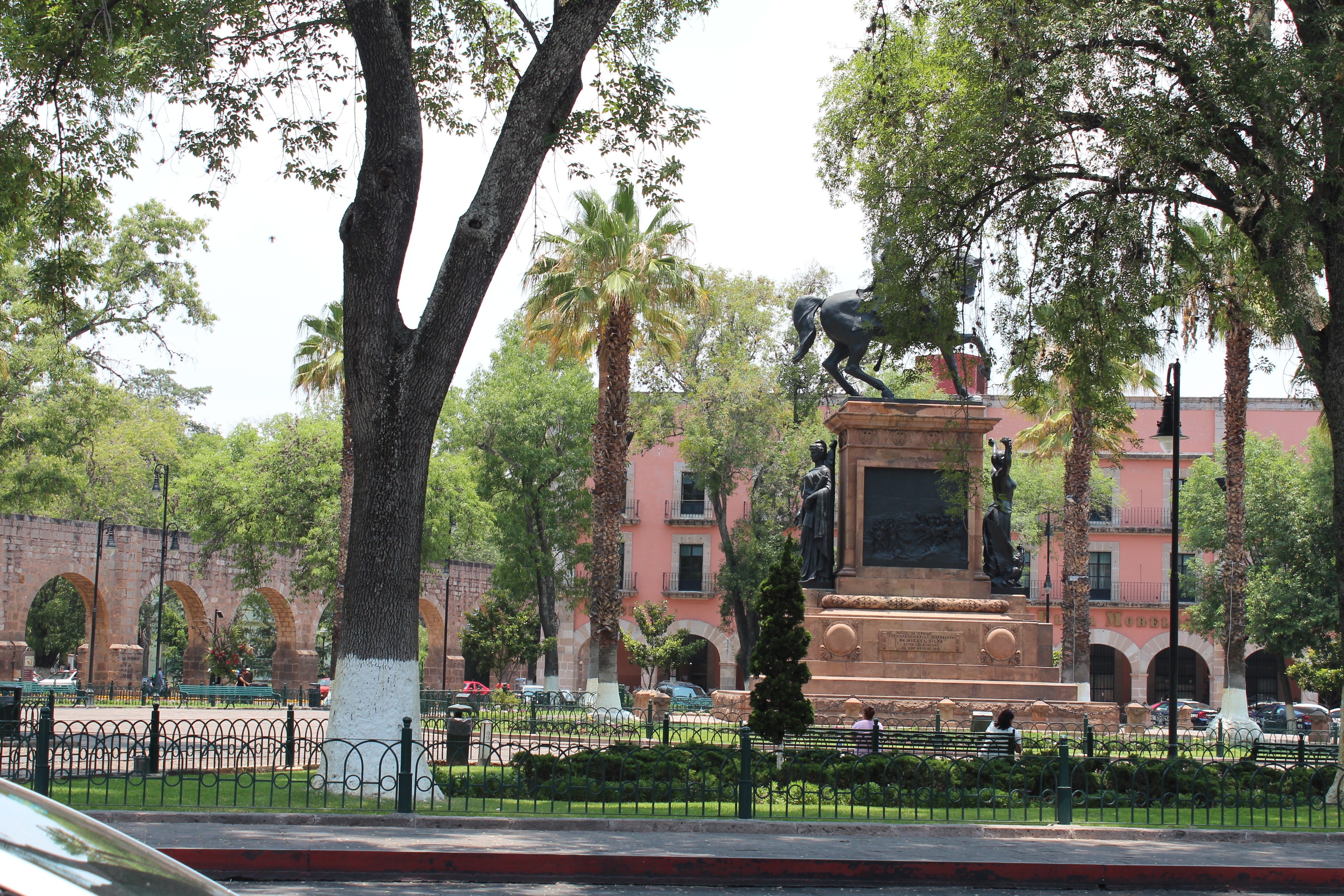 La plaza Morelos en centro histórico de Morelia, Michoacán. Un lugar tranquilo para pasear a tu perro.