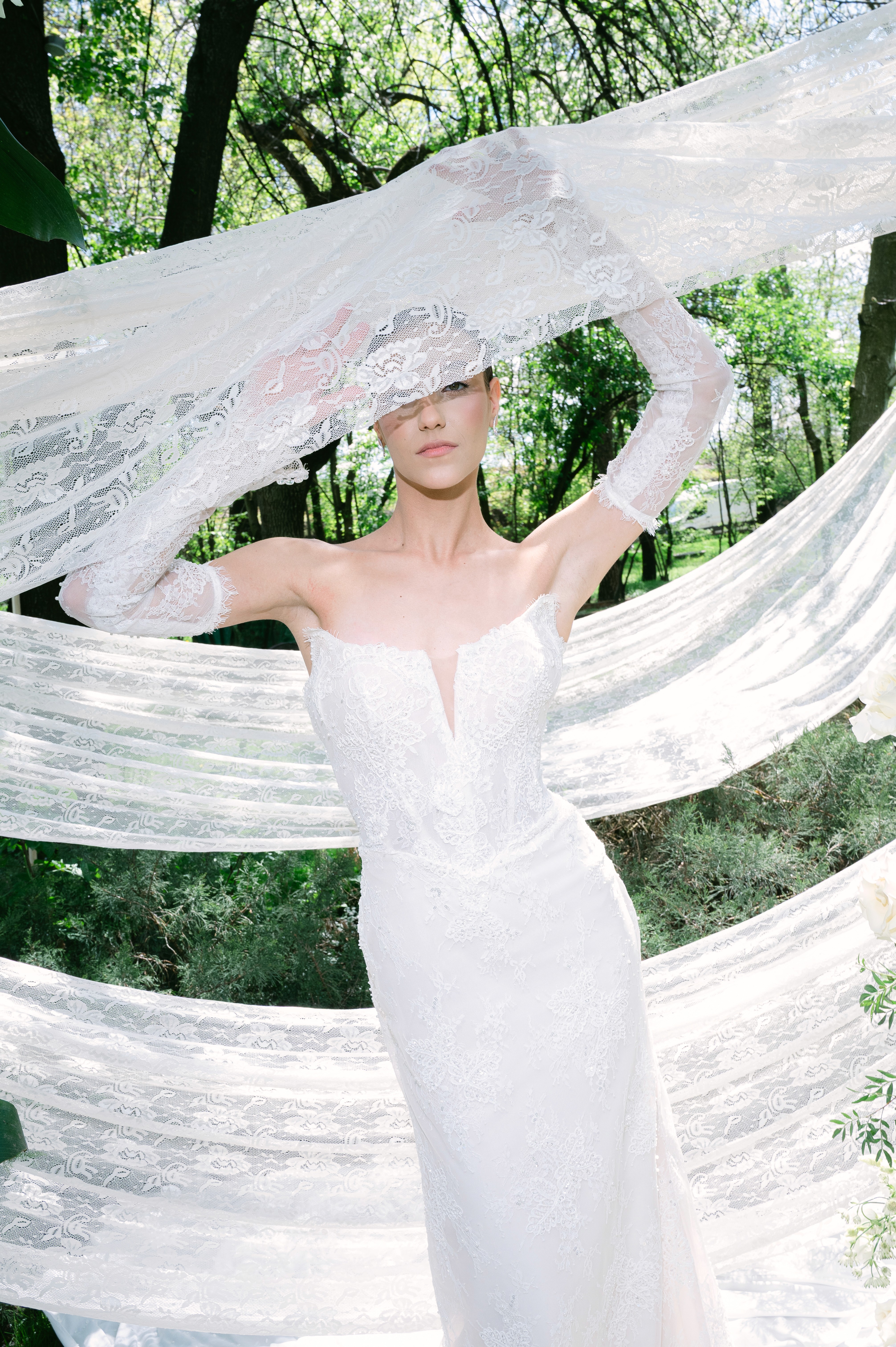 mireasă cu voal în lumină naturală, portret elegant de nuntă, fotograf București