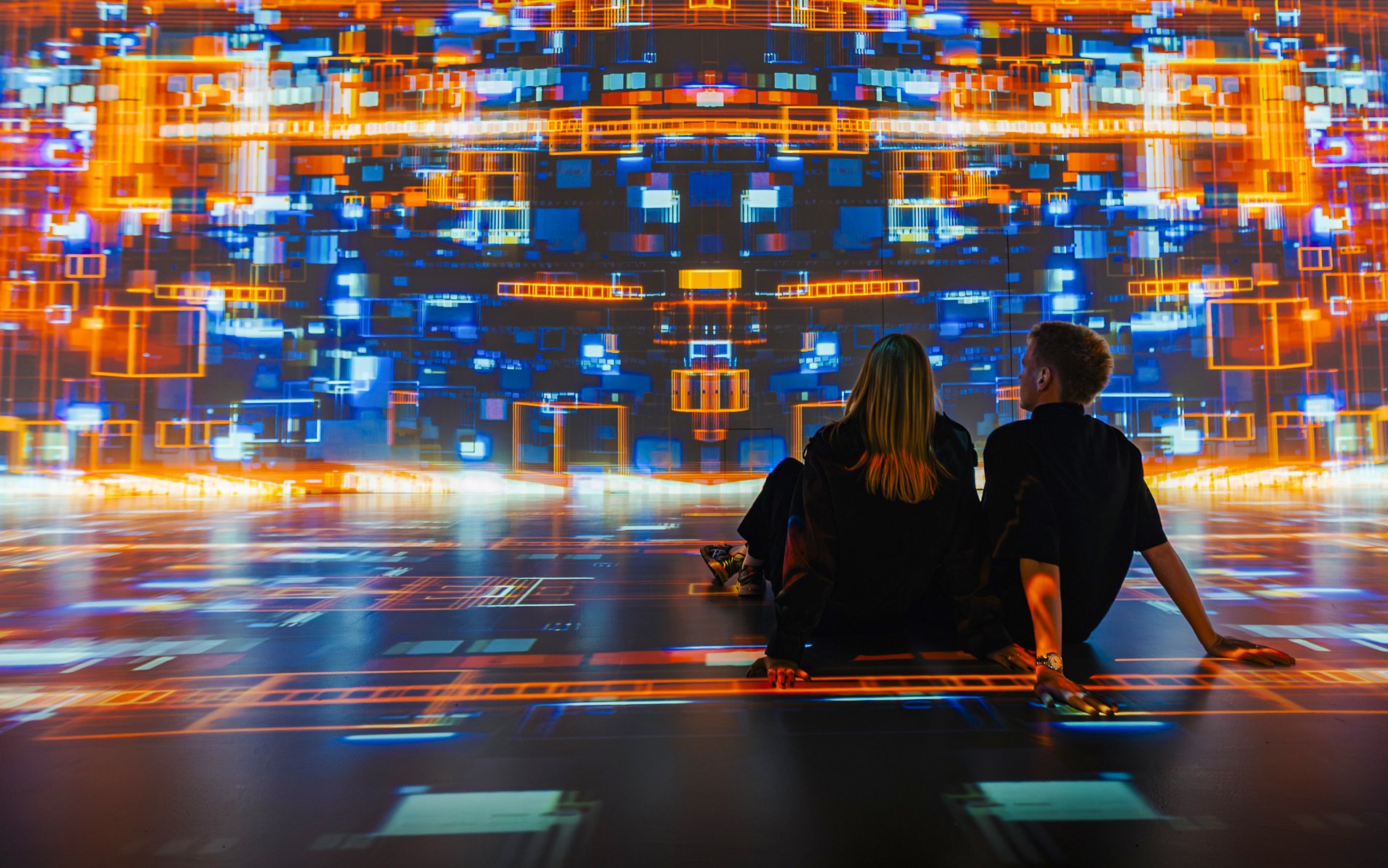 訪客於 Signal Space 數碼藝術畫廊欣賞數碼藝術投影作品。