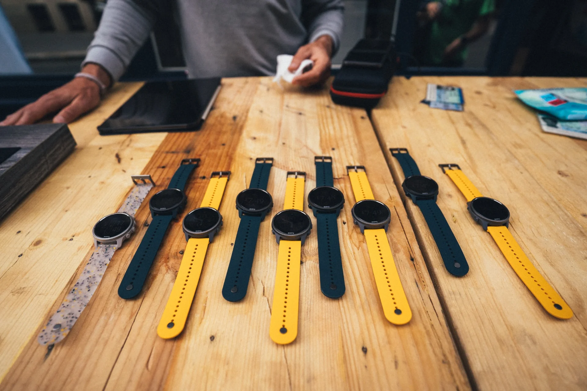 Montres Suunto alignées sur une table en bois avant une session running à Paris.