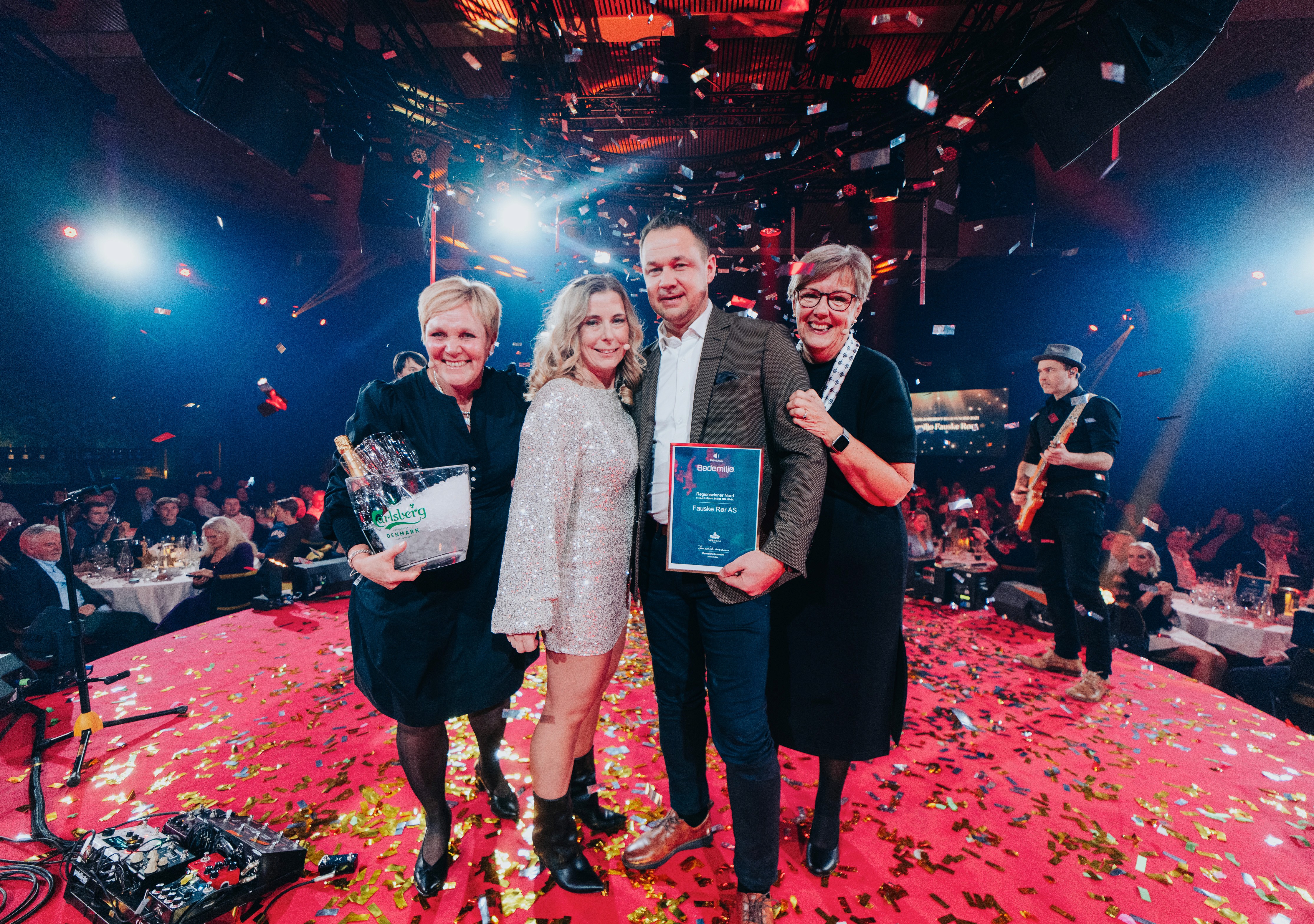 Årets bedrift i Bademiljø på scenen sammen med kjedeledelsen på VVS Arena