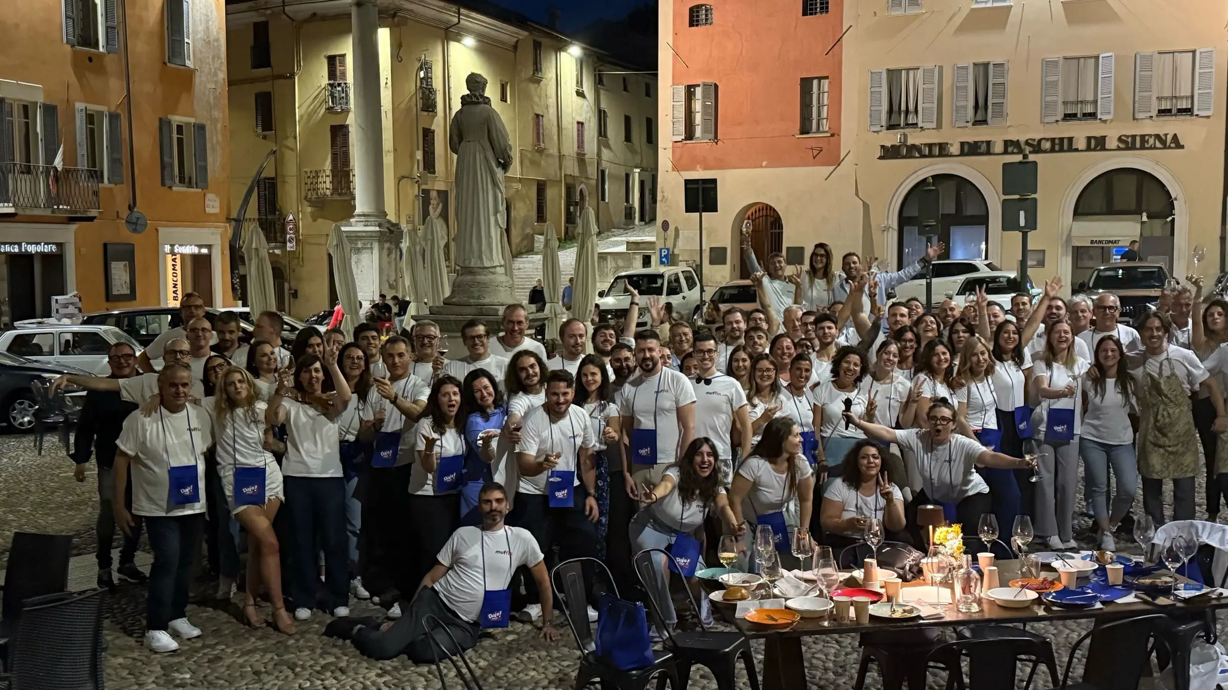 Team Muffin che festeggia insieme durante un evento in piazza