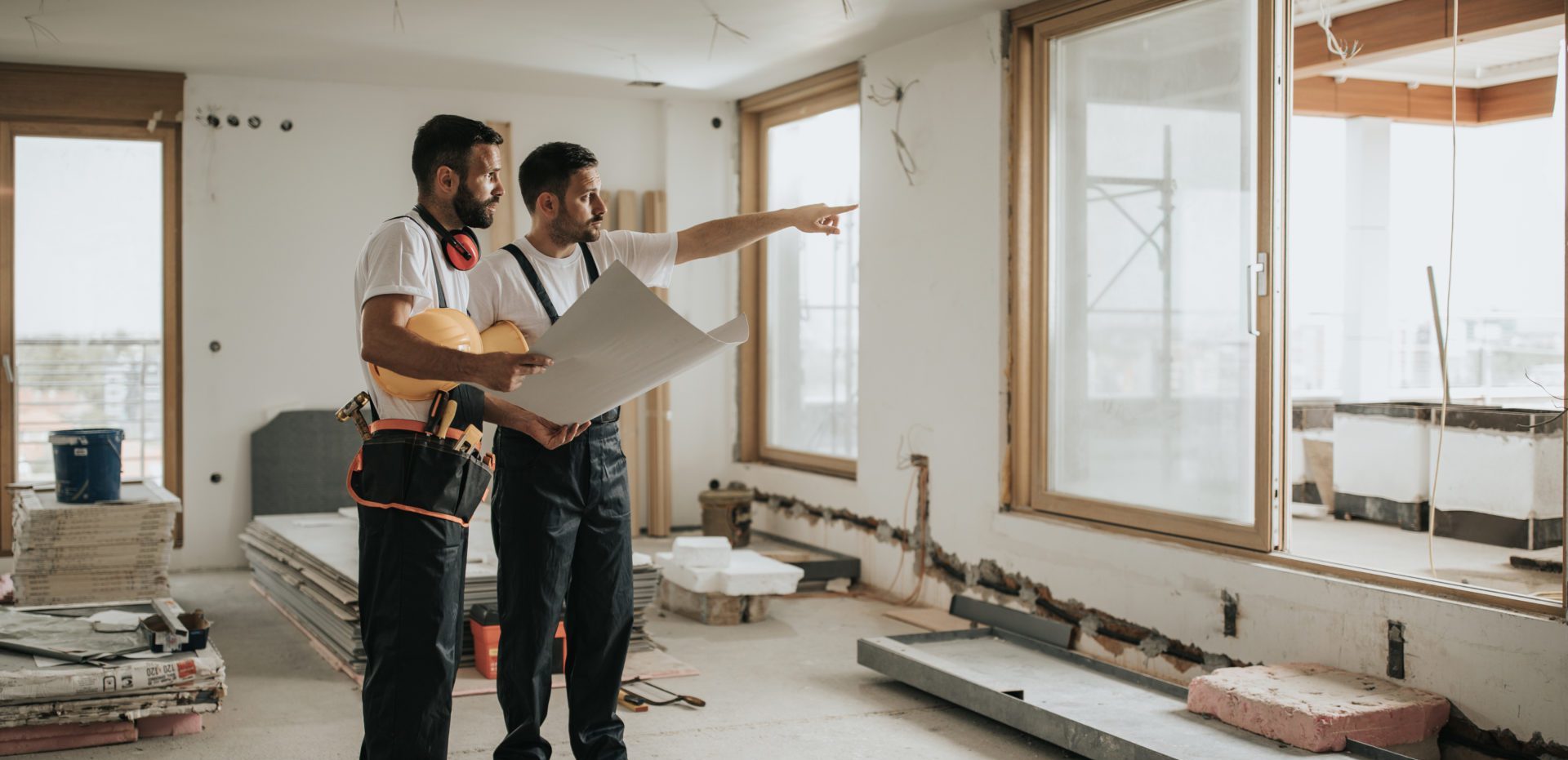 Deux artisans en train de débattre sur un chantier 