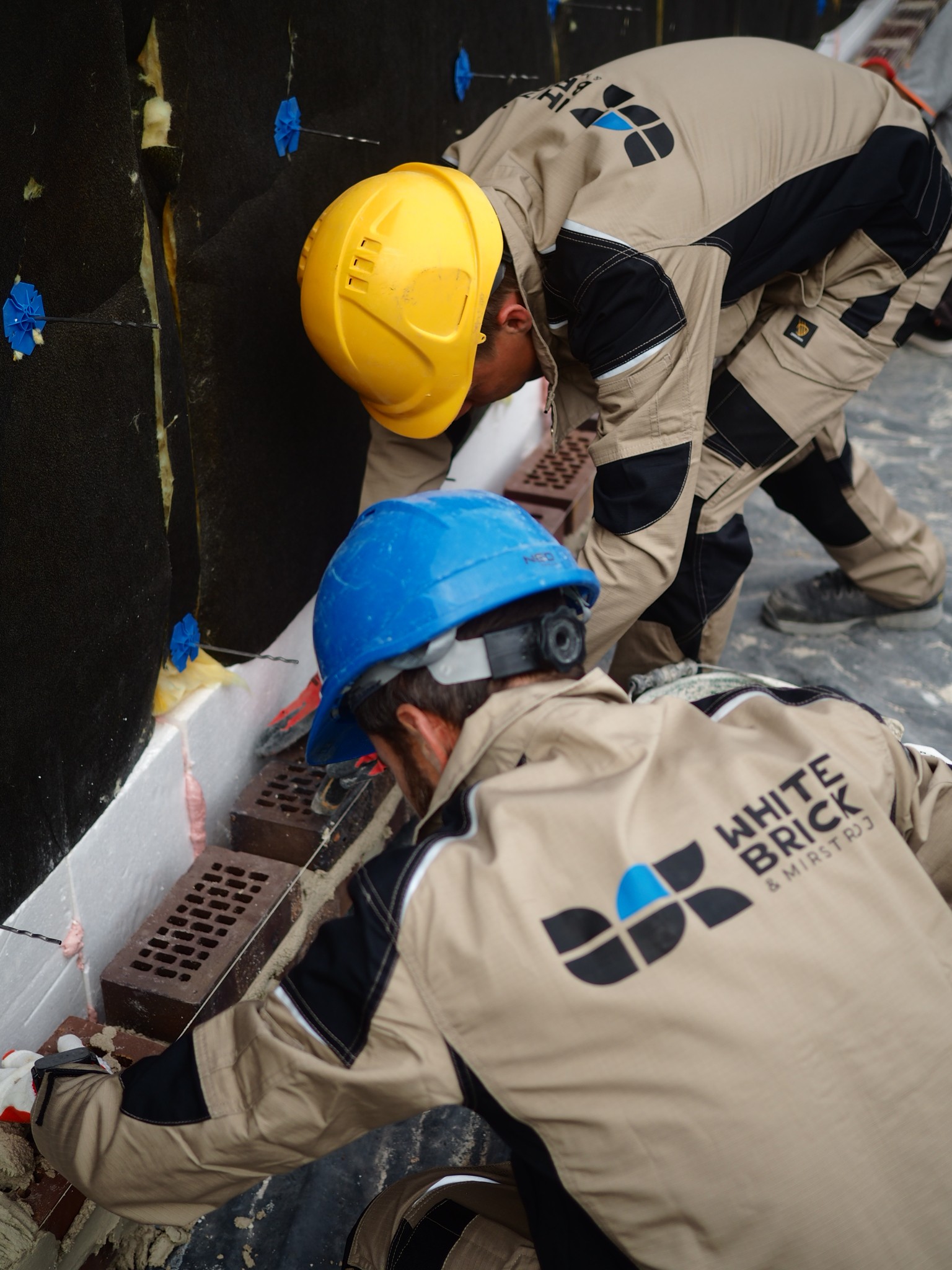 Montaż betonu architektonicznego – prace elewacyjne zespołu WhiteBrick