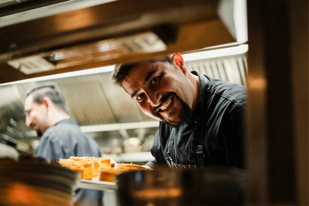 Mangal Mezze & Grill : Le chef souriant en cuisine, des entrées turques à Saarbrücken.