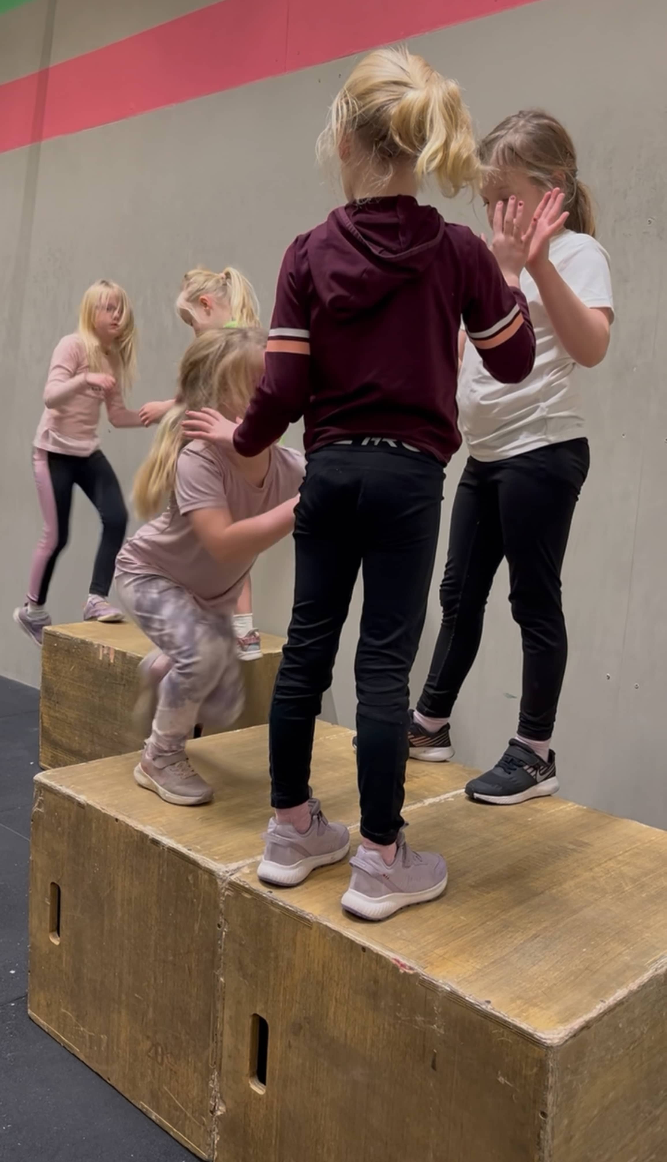 Barna har en lagøkt og gir high five til hverandre
