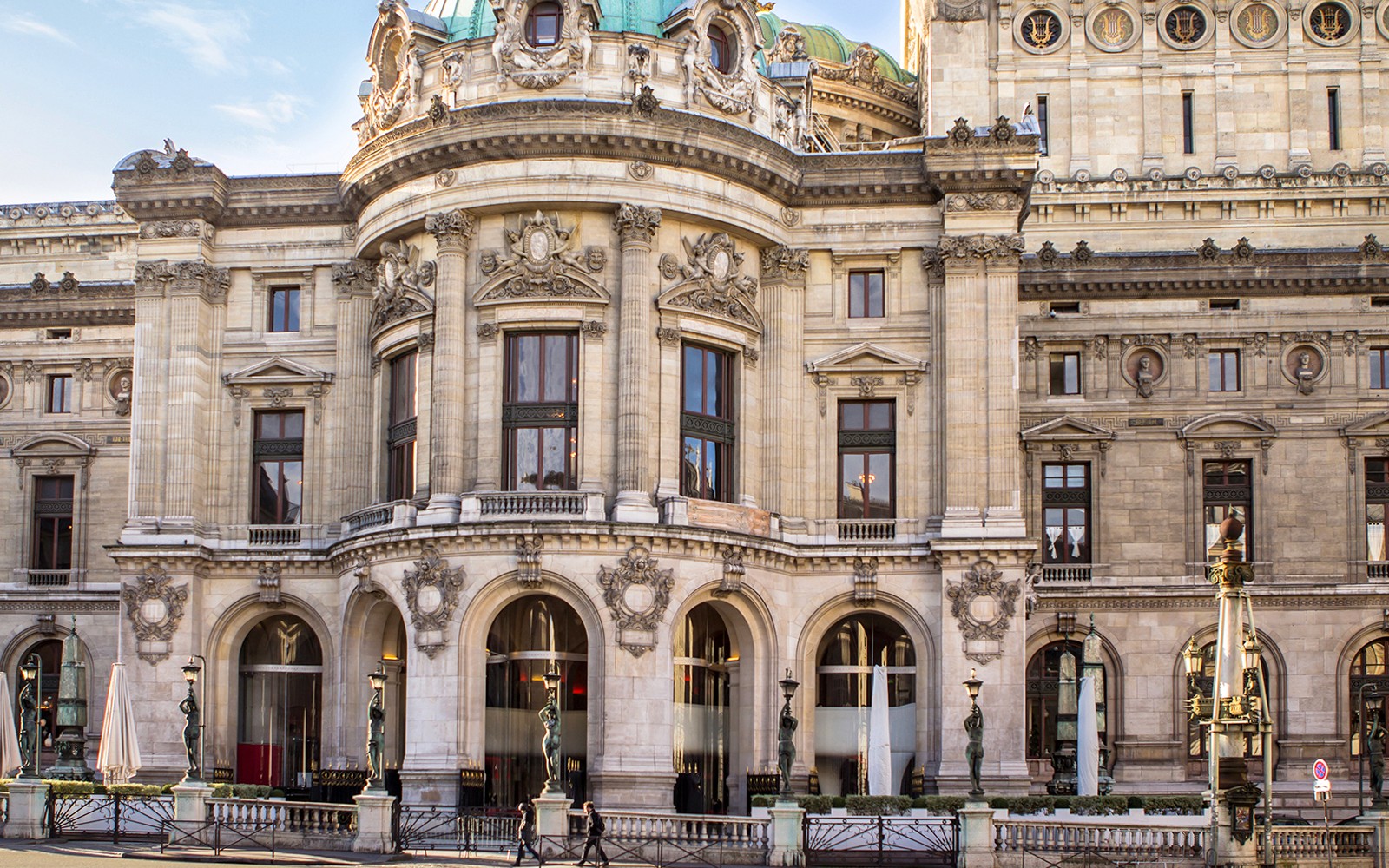 巴黎加尼叶宫外观,曾在《艾米丽在巴黎》中出现,是巴黎导览游的一个地点。