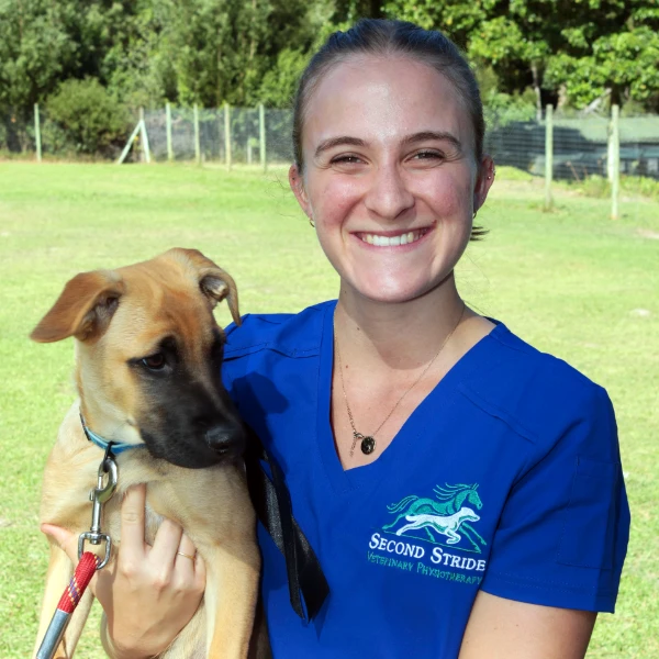 Portait of Lea Bestel with her degree for Veterinary Physiotherapy