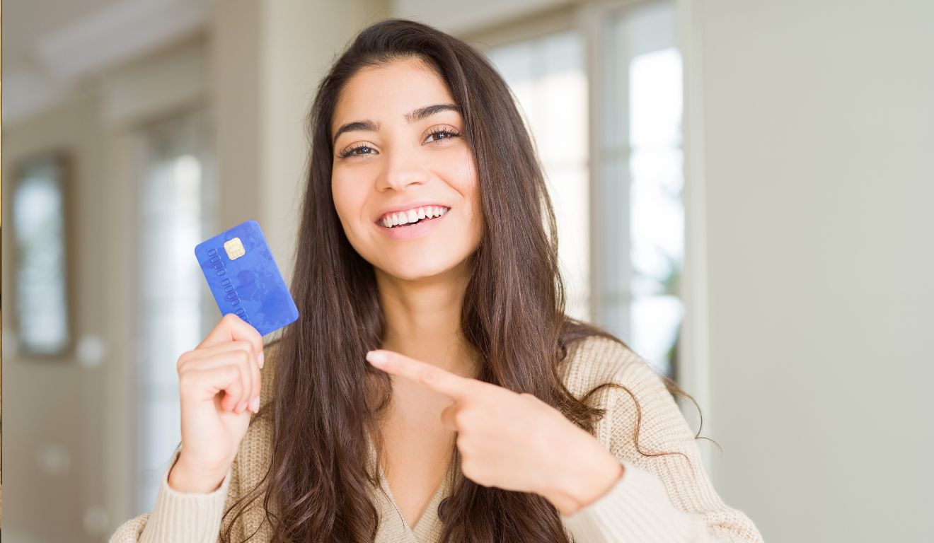 Imagem mostra mulher com cartão de crédito
