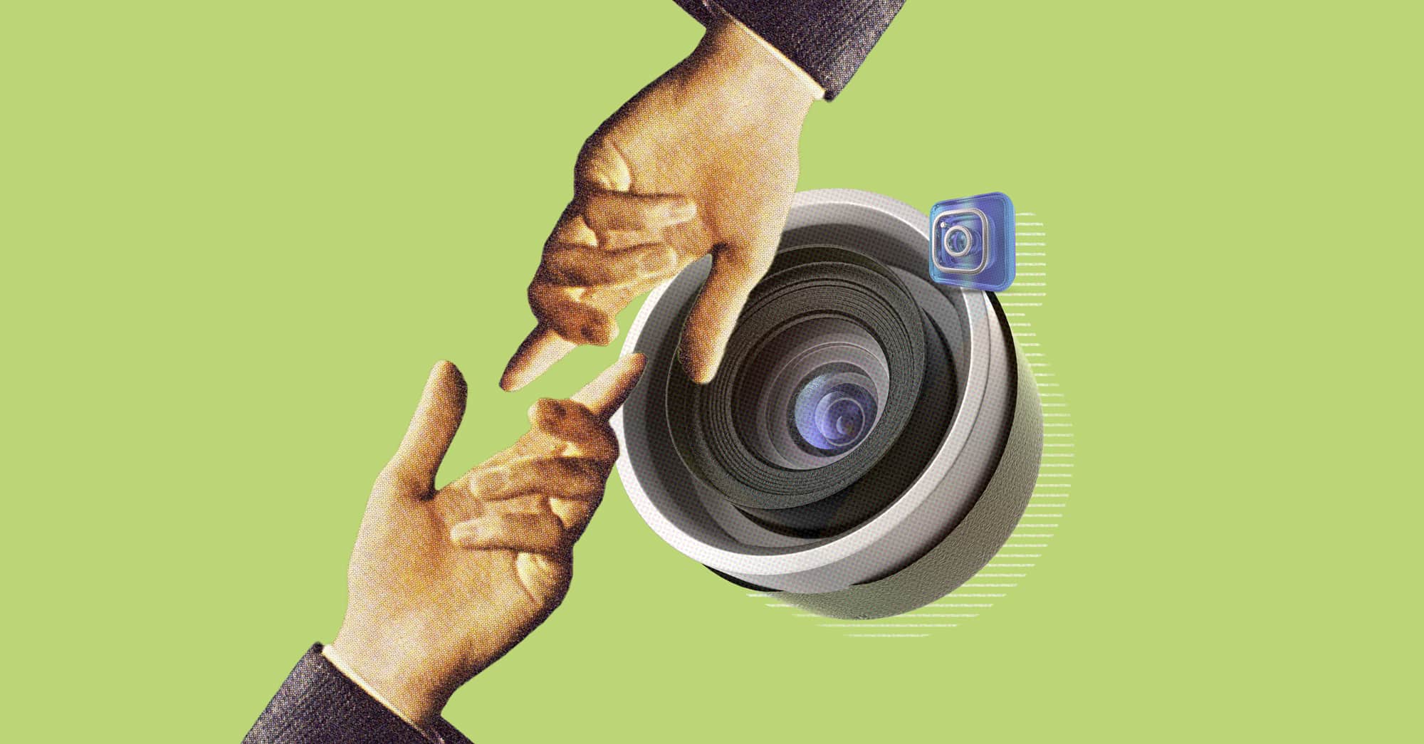 Manos humanas enfocándose hacia una gran lente de cámara en fondo verde.