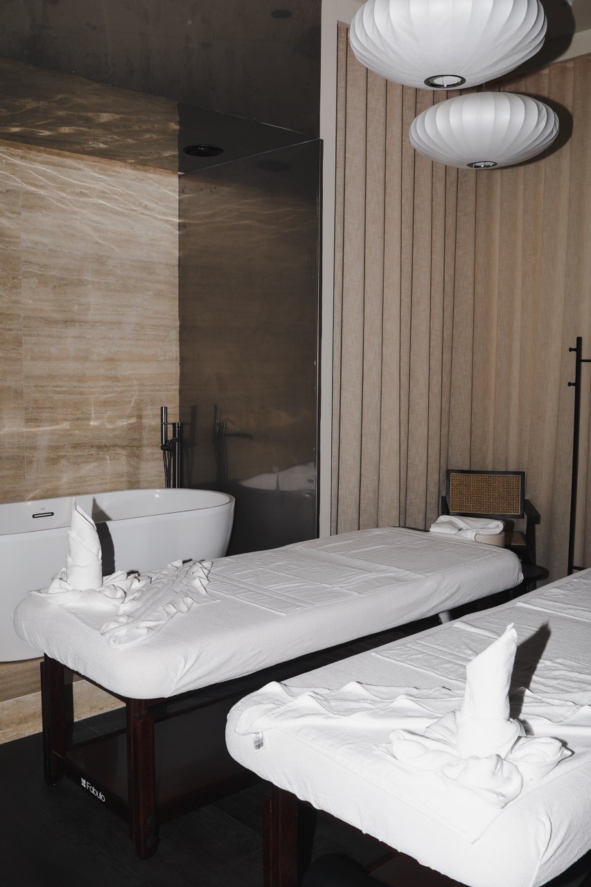 Profesionální thajská masáž a relaxační procedury v salonu tradiční asijské péče LAYA Spa Ritual Praha včetně dekorací