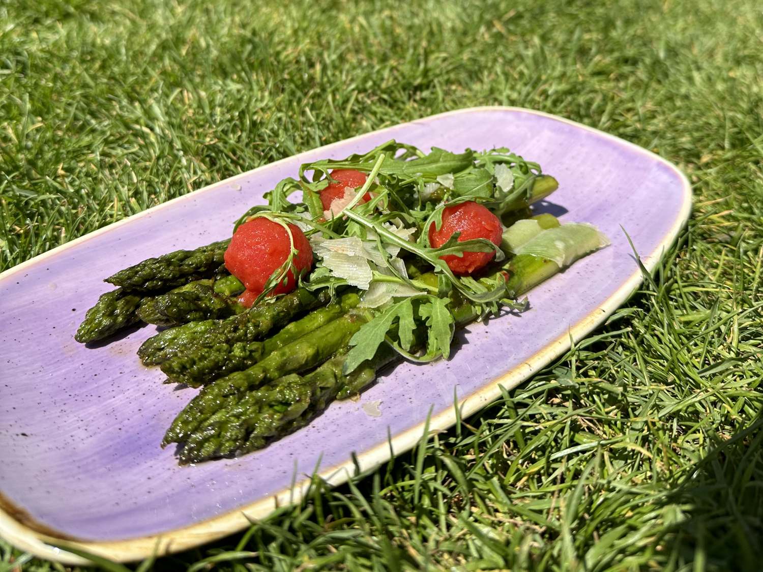 Sezonowe danie w kameralnej restauracji Niedźwiedzia 25 pod Poznaniem – szparagi z rukolą i pomidorkami